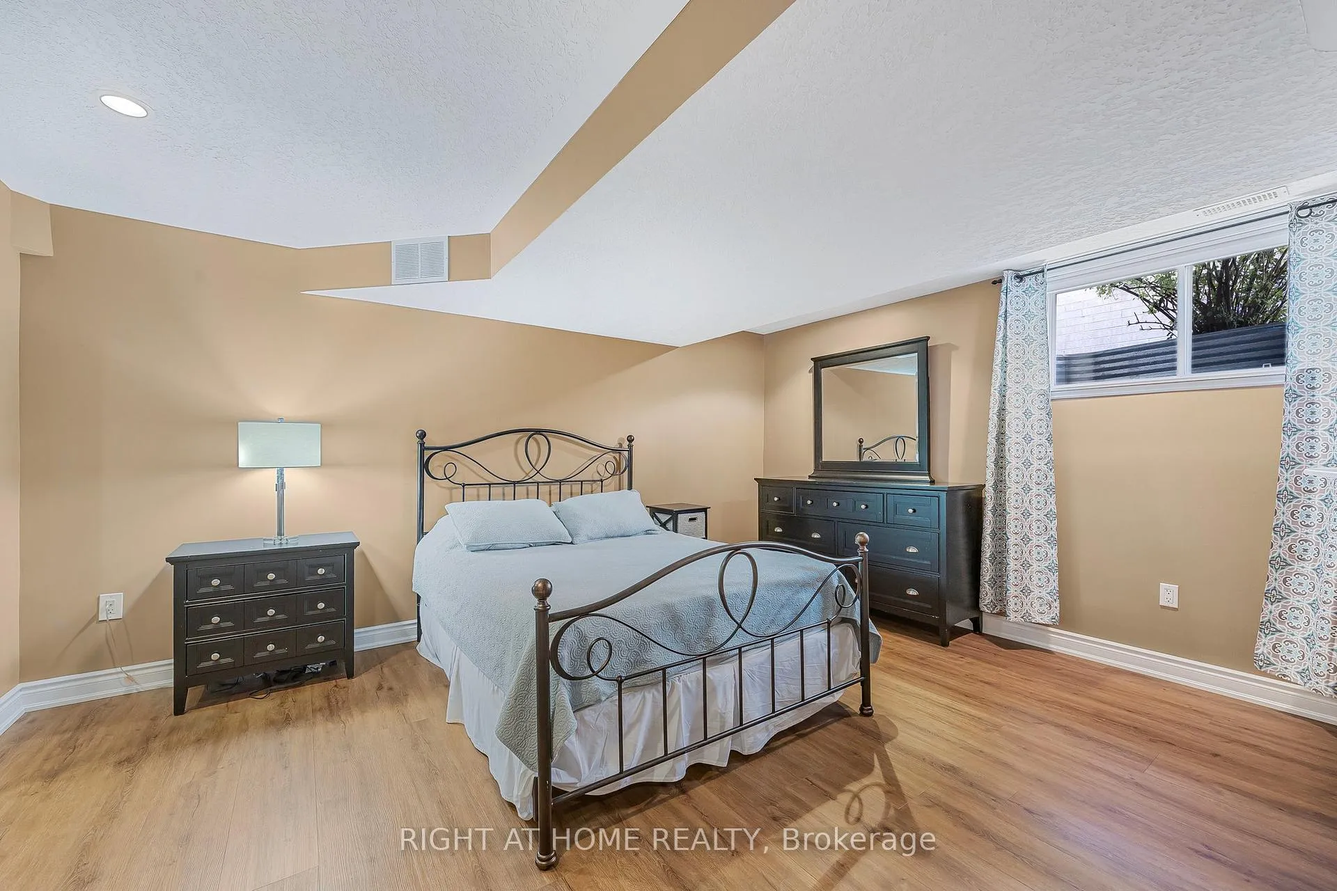 Photo 29 of 8 Duval Drive, Barrie, East Bayfield — HOMEH