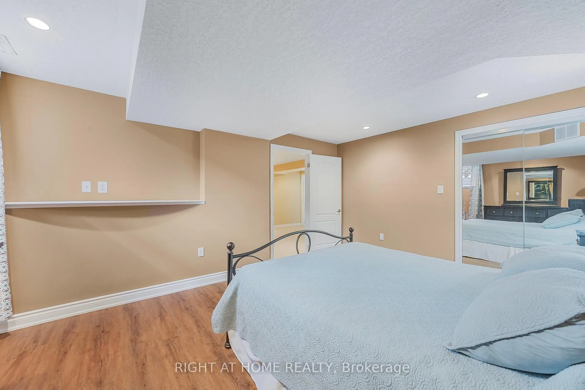 Photo 30 of 8 Duval Drive, Barrie, East Bayfield — HOMEH