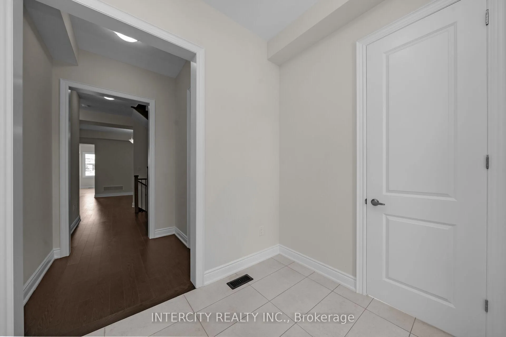 Photo 4 of 85 Terravista Crescent, Vaughan, Kleinburg — HOMEH