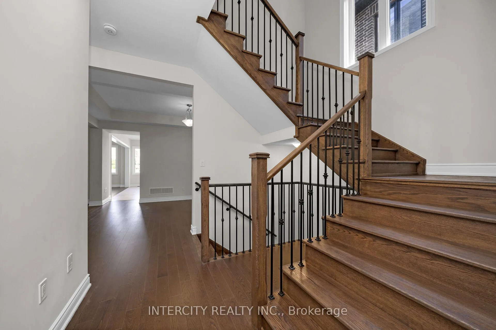 Photo 5 of 85 Terravista Crescent, Vaughan, Kleinburg — HOMEH