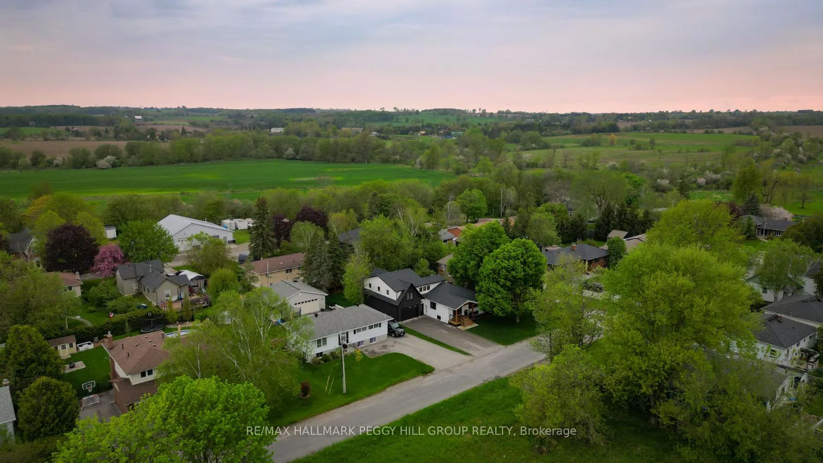 Photo 3 of 12 Centre Street, Innisfil, Cookstown — HOMEH