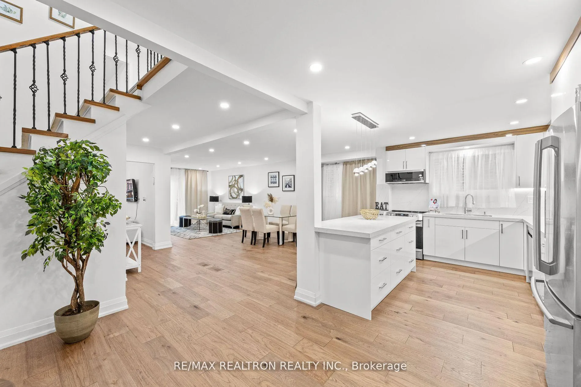 Photo 3 of 14 Mortimer Court, Vaughan, Crestwood-Springfarm-Yorkhill — HOMEH