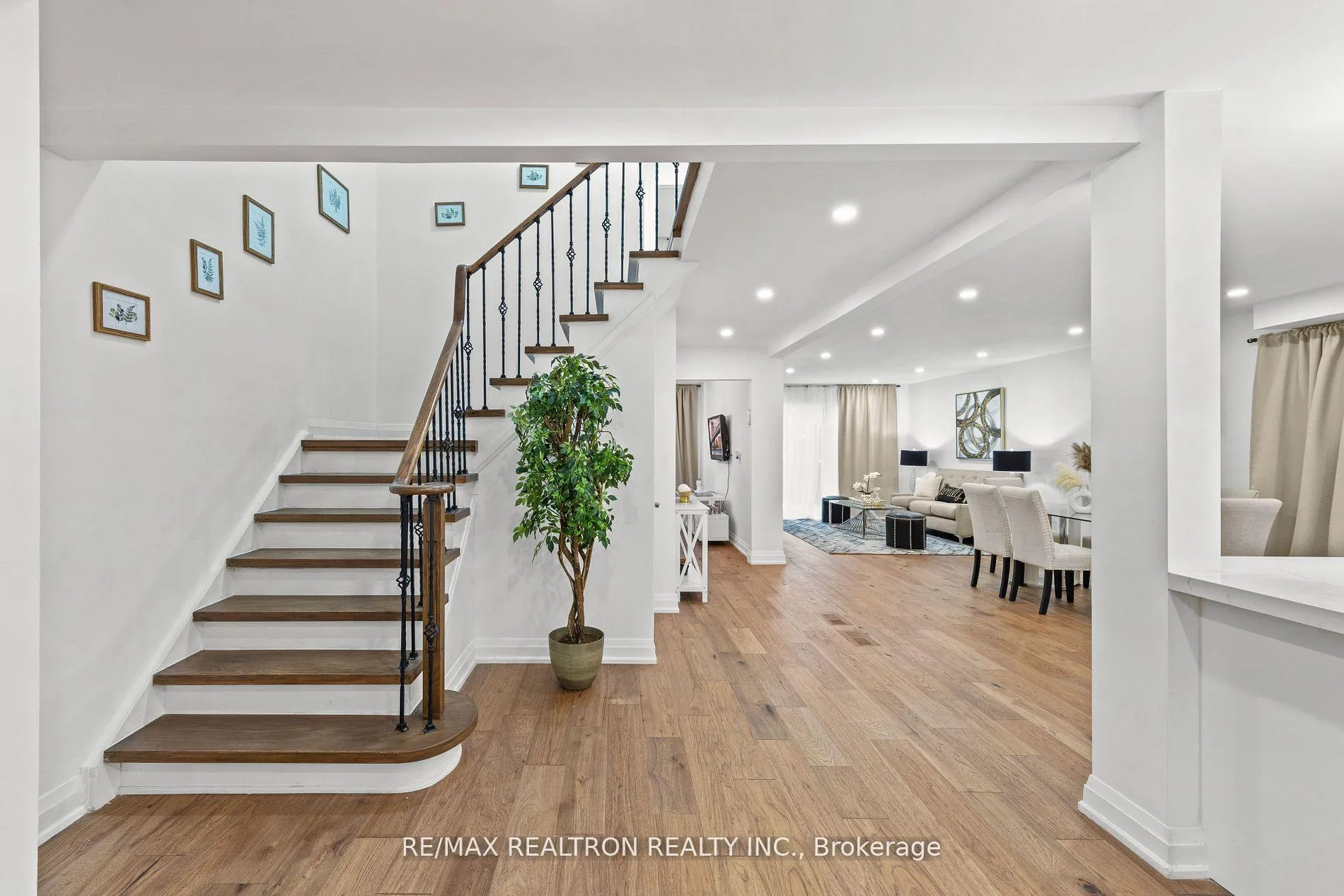 Photo 4 of 14 Mortimer Court, Vaughan, Crestwood-Springfarm-Yorkhill — HOMEH