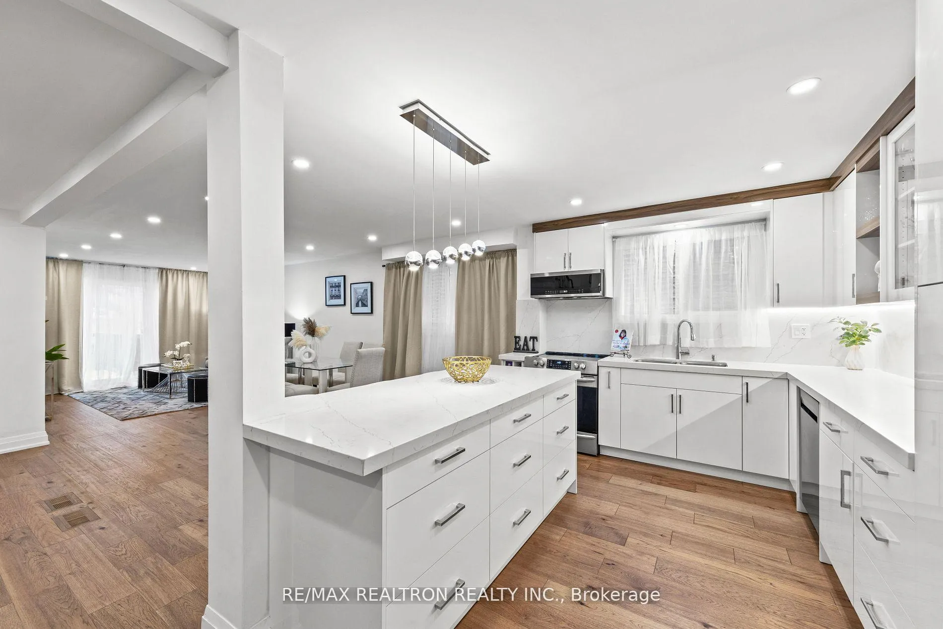 Photo 5 of 14 Mortimer Court, Vaughan, Crestwood-Springfarm-Yorkhill — HOMEH