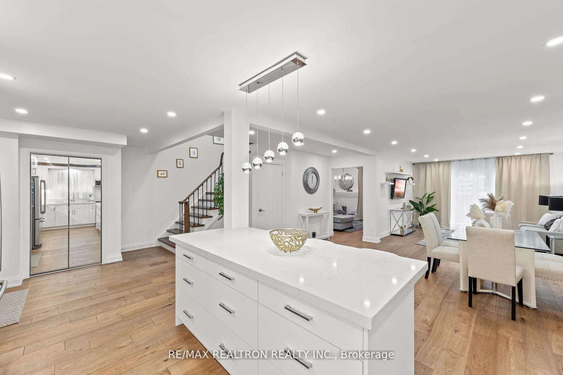 Photo 7 of 14 Mortimer Court, Vaughan, Crestwood-Springfarm-Yorkhill — HOMEH