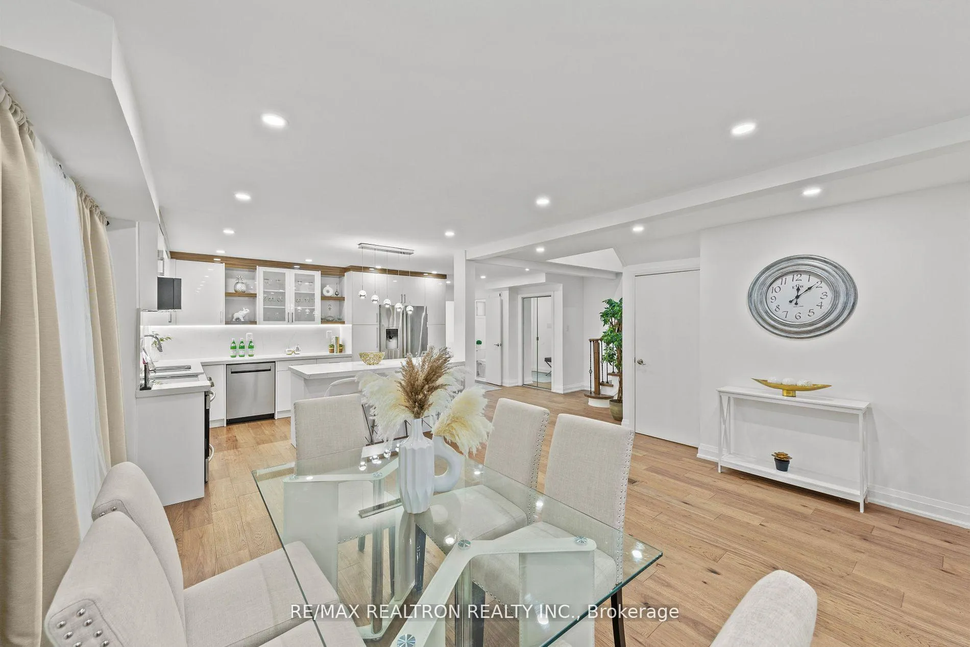 Photo 12 of 14 Mortimer Court, Vaughan, Crestwood-Springfarm-Yorkhill — HOMEH