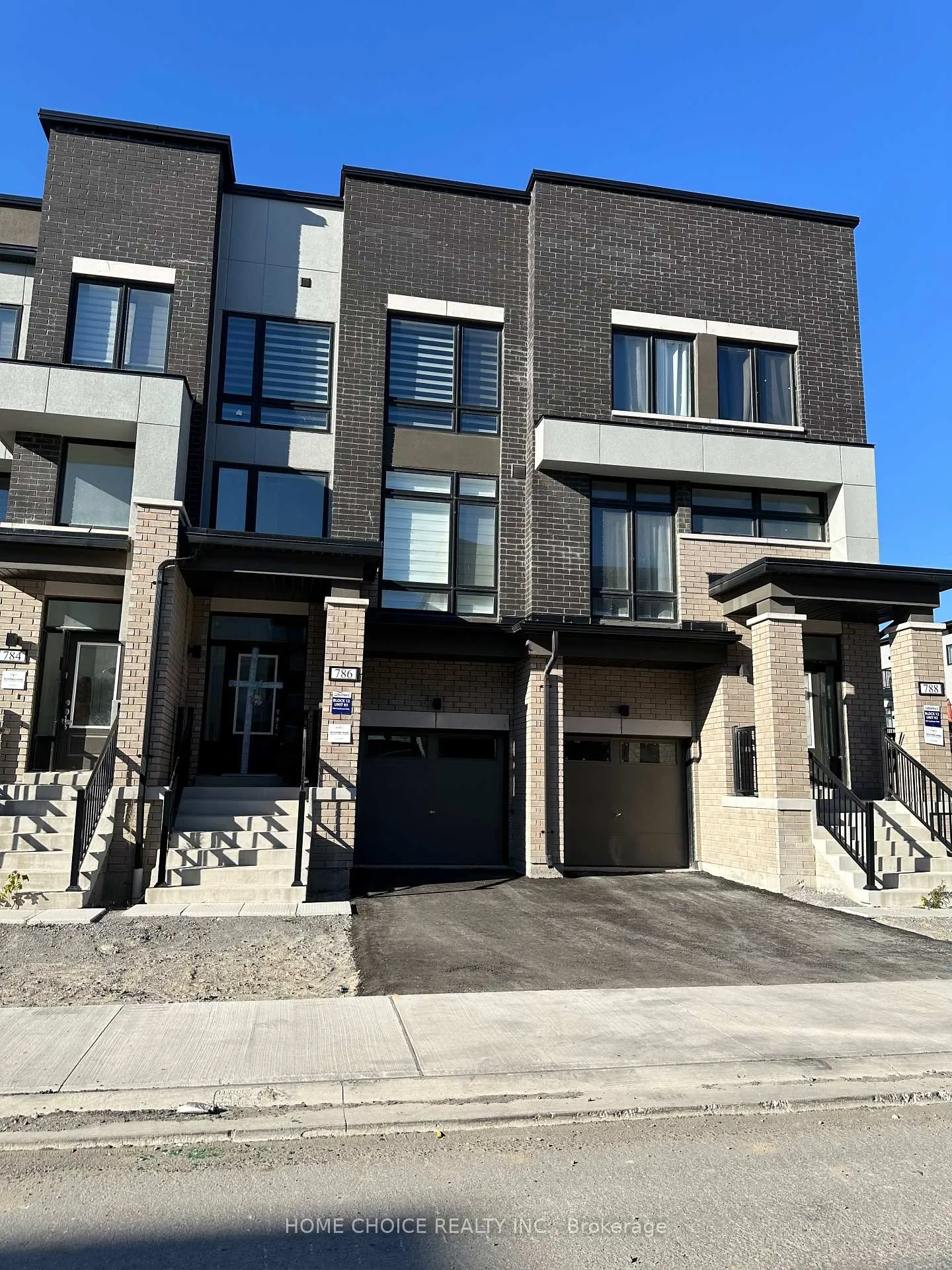 Photo 1 of 786 Heathrow Path N, Oshawa, Samac — HOMEH
