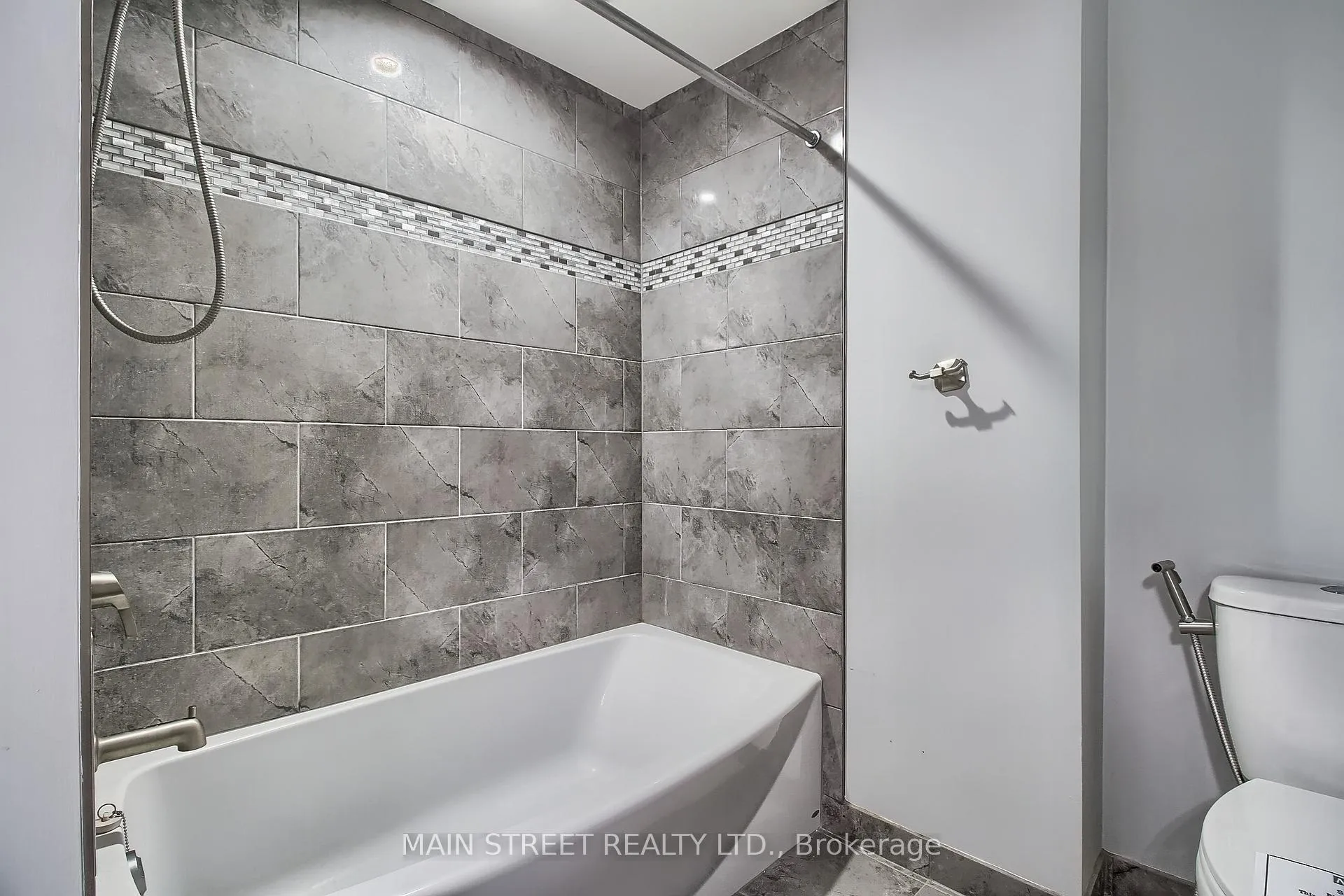 Photo 21 of 128 Emms Drive, Barrie, Holly — HOMEH