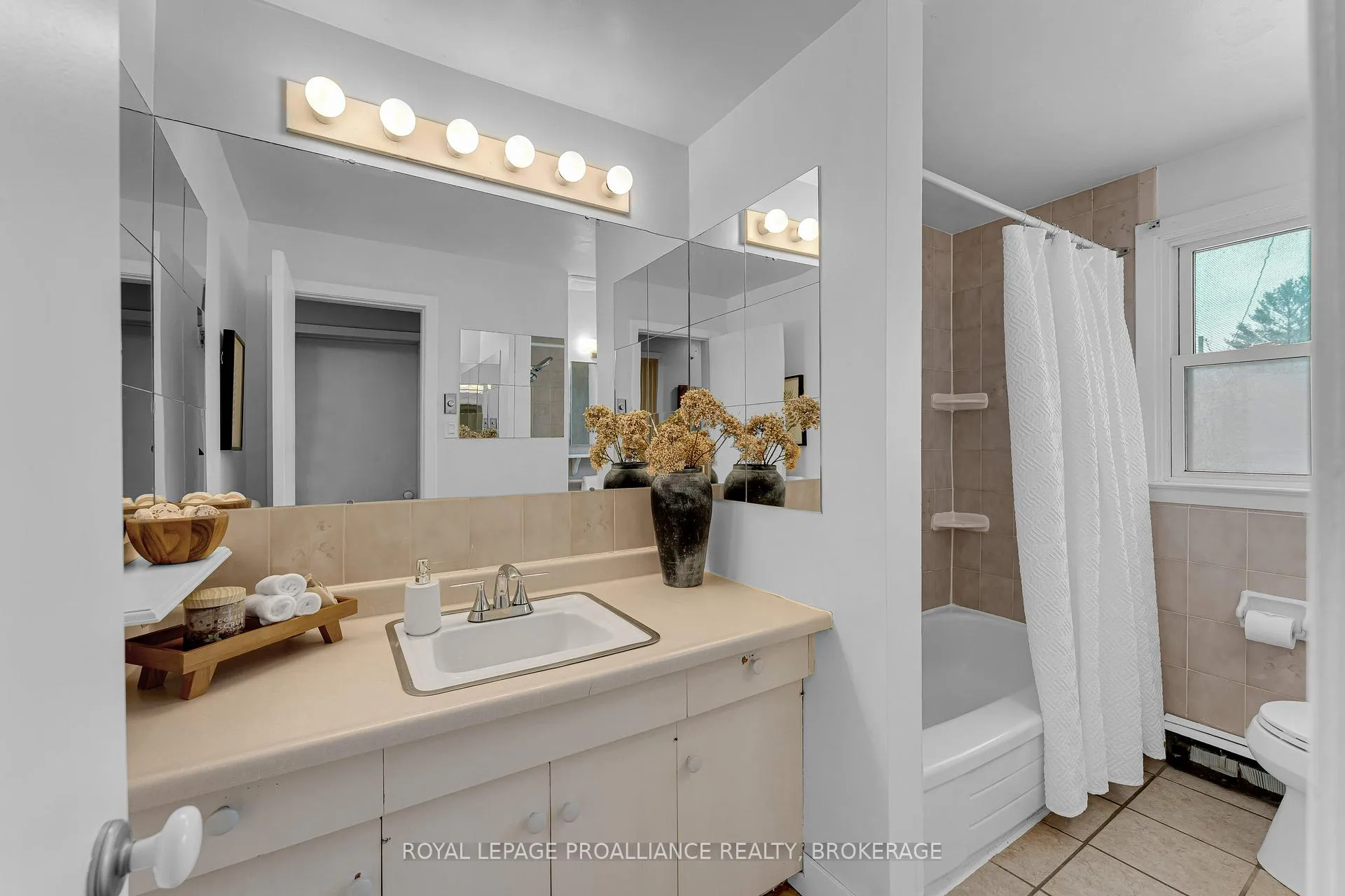Photo 24 of 10 Crerar Boulevard, Kingston, City Southwest — HOMEH
