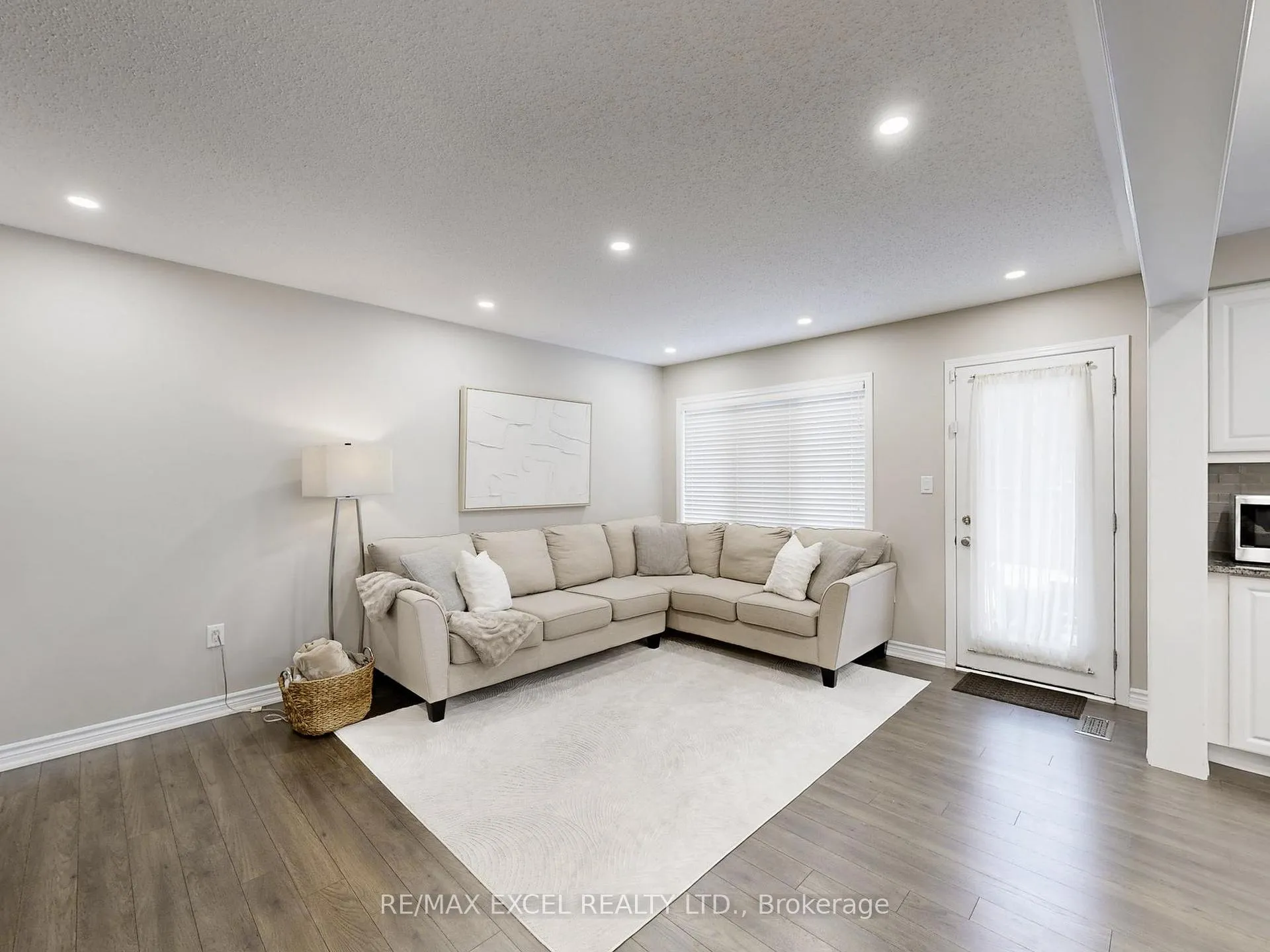 Photo 5 of 89 Hutt Crescent, Aurora, Rural Aurora — HOMEH