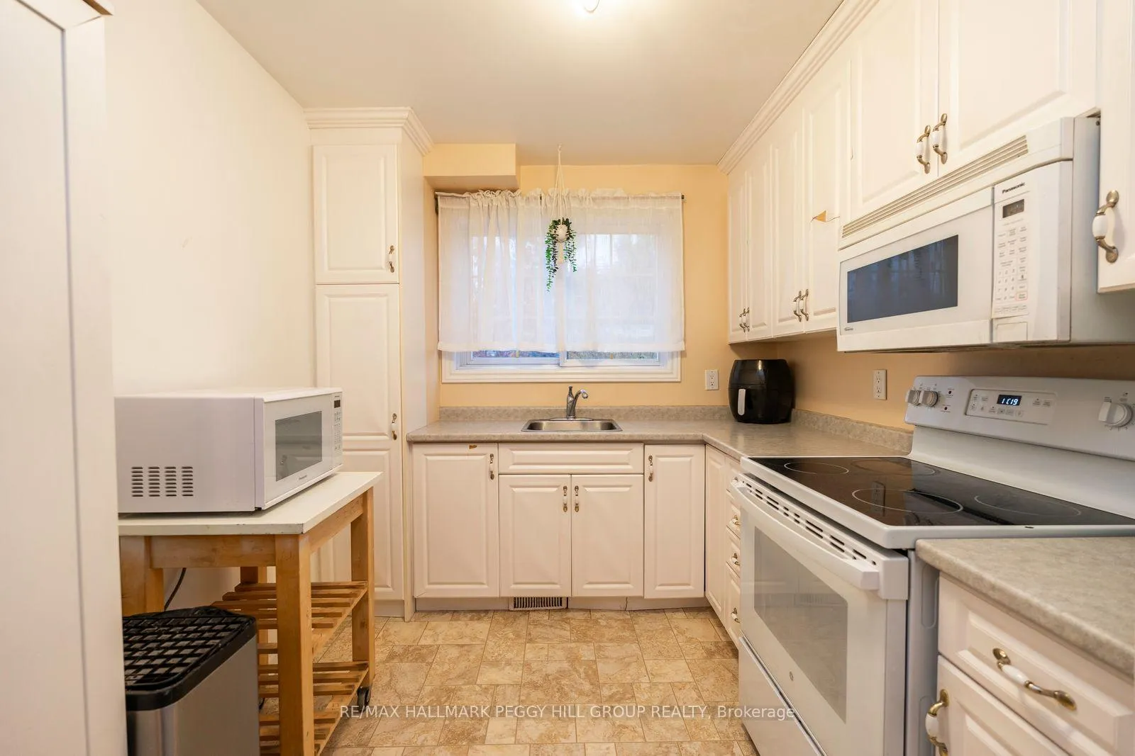 Photo 2 of 29 Chaucer Crescent, Barrie, Letitia Heights — HOMEH