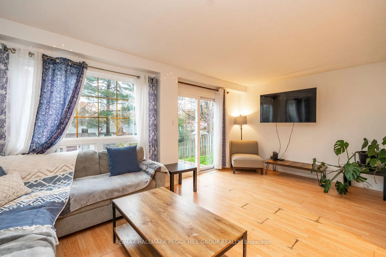 Photo 4 of 29 Chaucer Crescent, Barrie, Letitia Heights — HOMEH