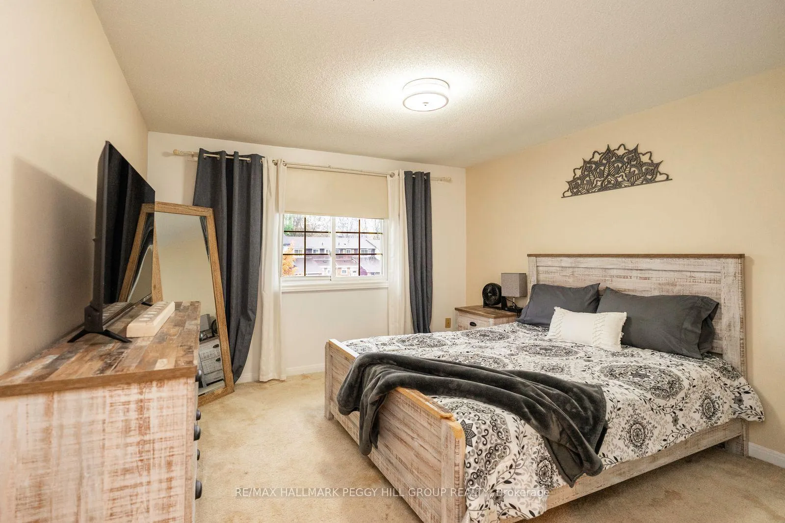 Photo 5 of 29 Chaucer Crescent, Barrie, Letitia Heights — HOMEH