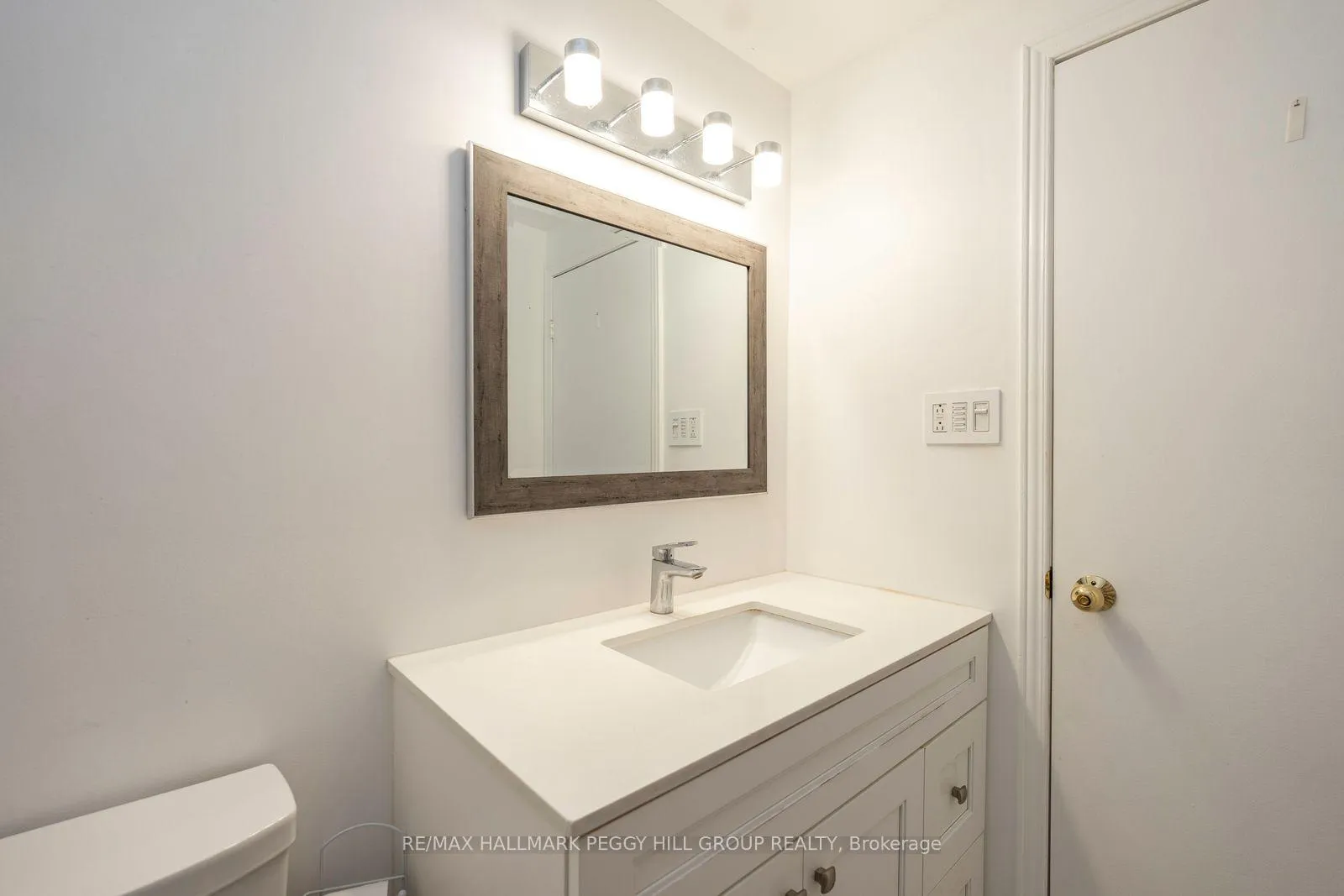 Photo 6 of 29 Chaucer Crescent, Barrie, Letitia Heights — HOMEH