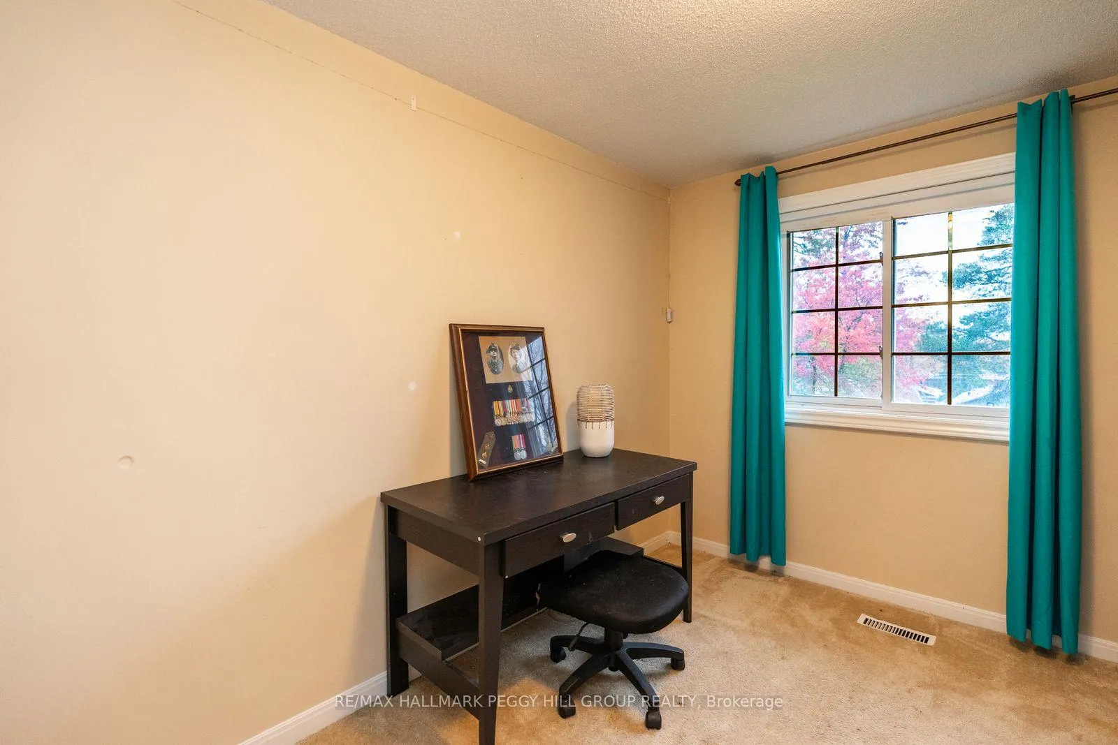 Photo 8 of 29 Chaucer Crescent, Barrie, Letitia Heights — HOMEH