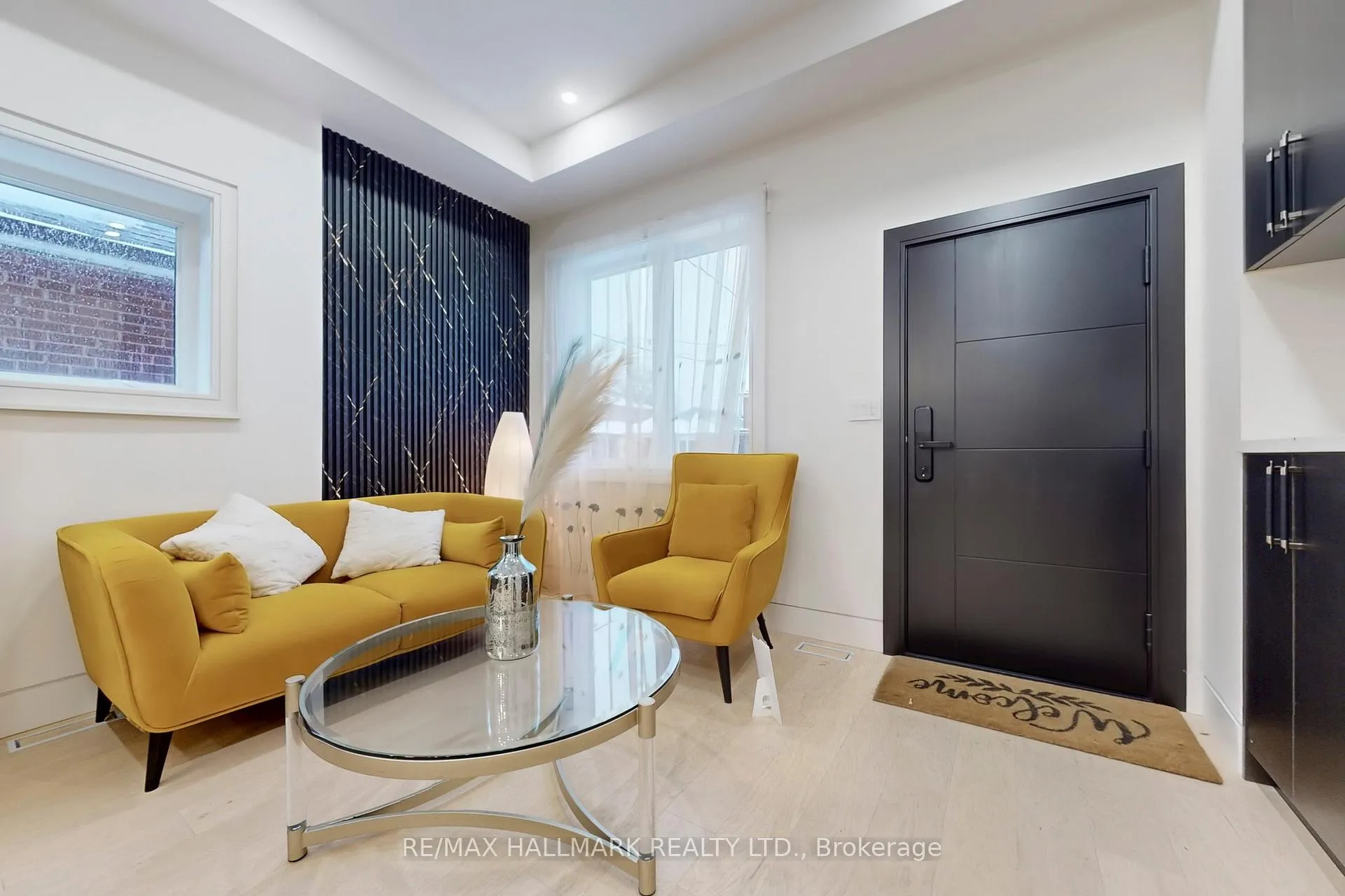 Photo 3 of 16 Mulberry Crescent, Toronto, Oakwood Village — HOMEH