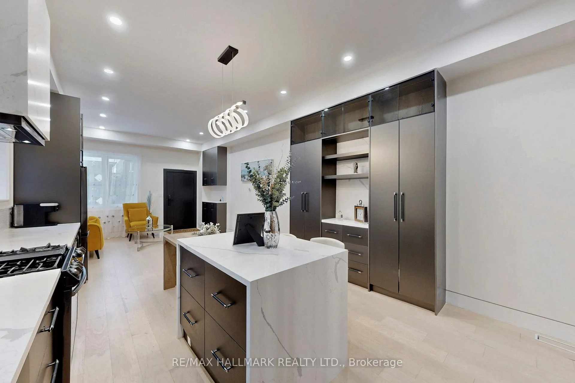Photo 8 of 16 Mulberry Crescent, Toronto, Oakwood Village — HOMEH