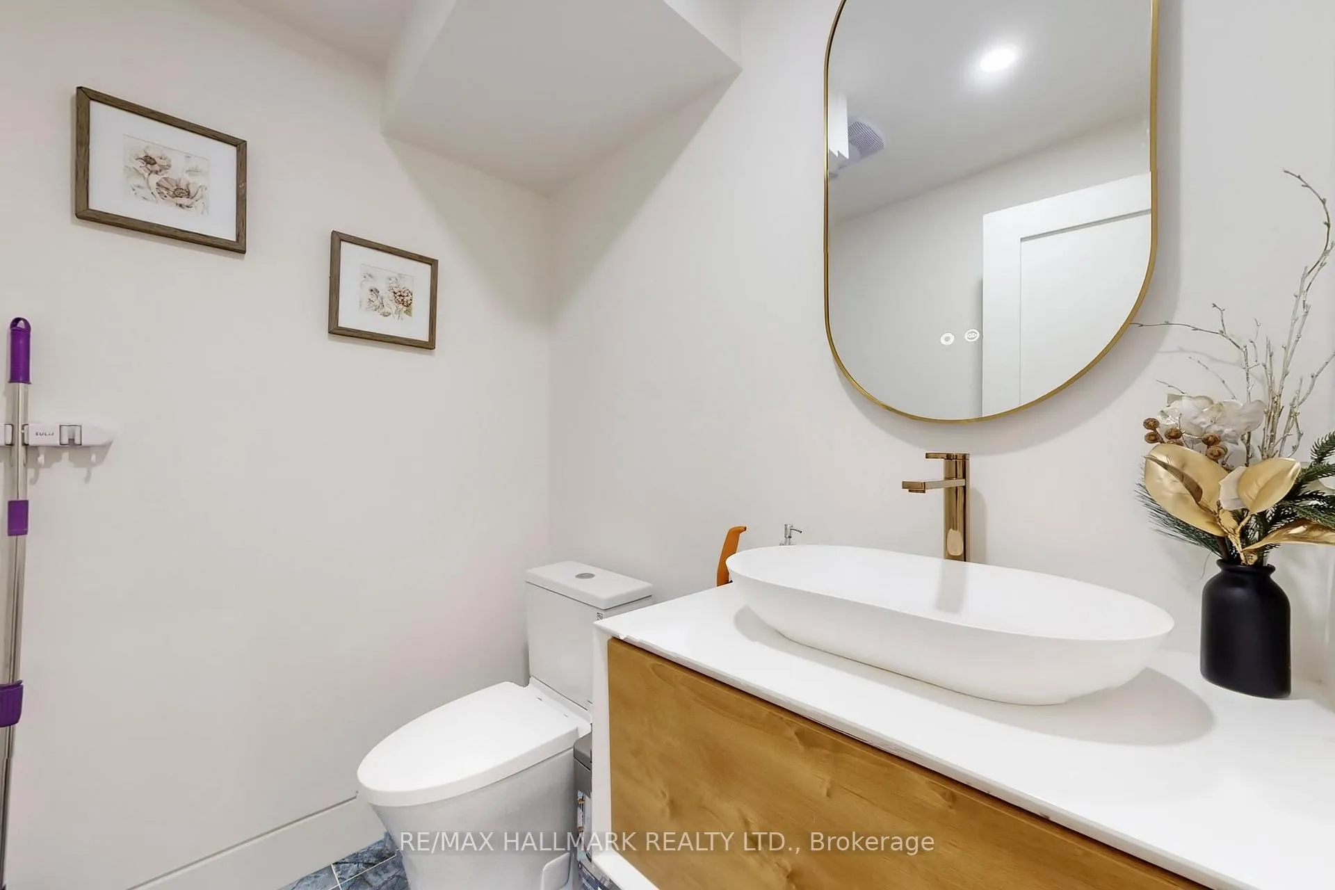 Photo 11 of 16 Mulberry Crescent, Toronto, Oakwood Village — HOMEH
