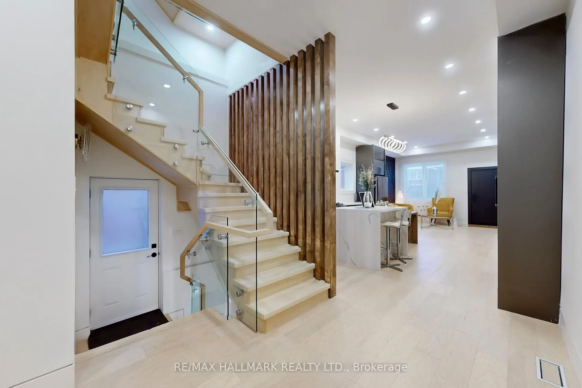 Photo 12 of 16 Mulberry Crescent, Toronto, Oakwood Village — HOMEH