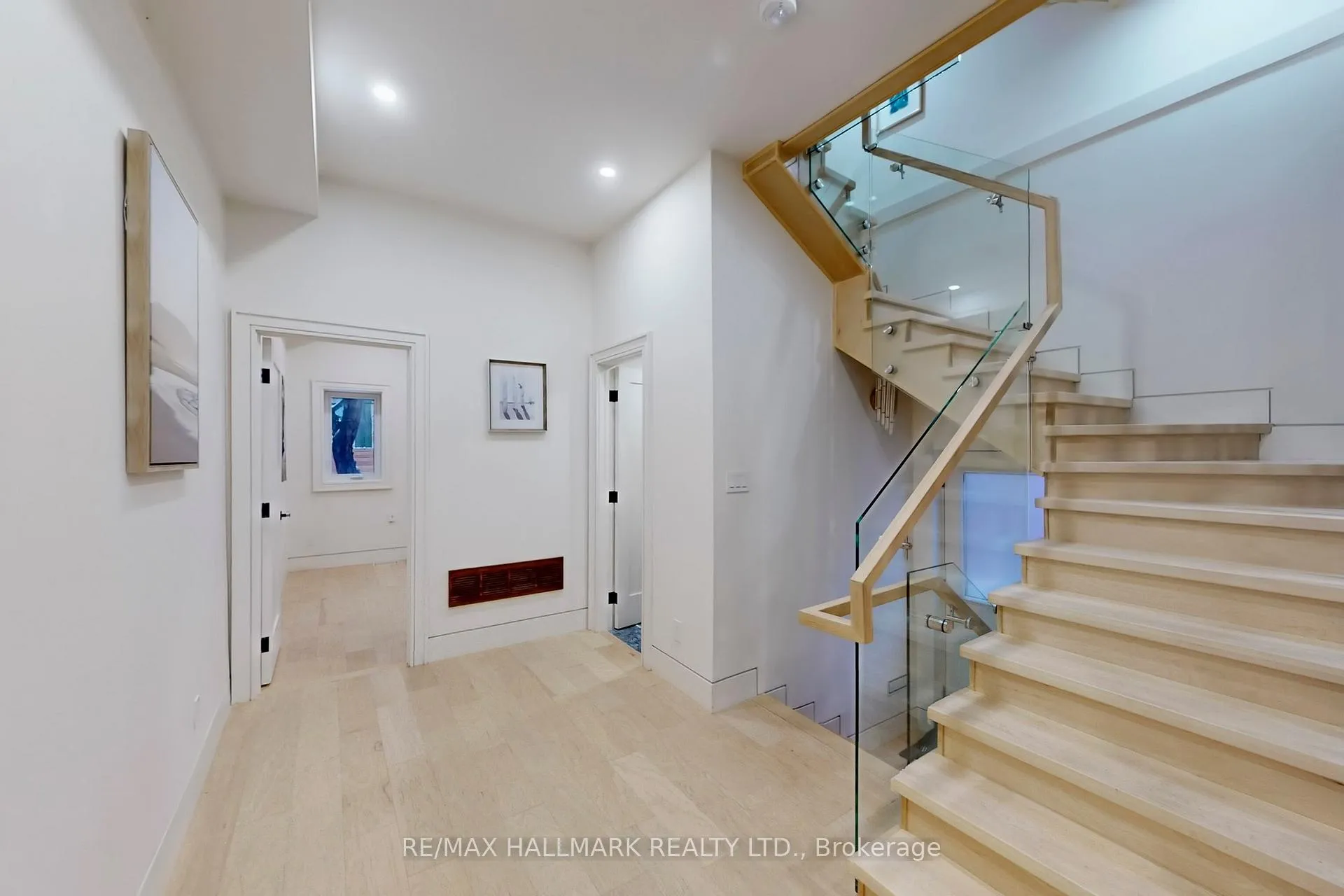 Photo 13 of 16 Mulberry Crescent, Toronto, Oakwood Village — HOMEH