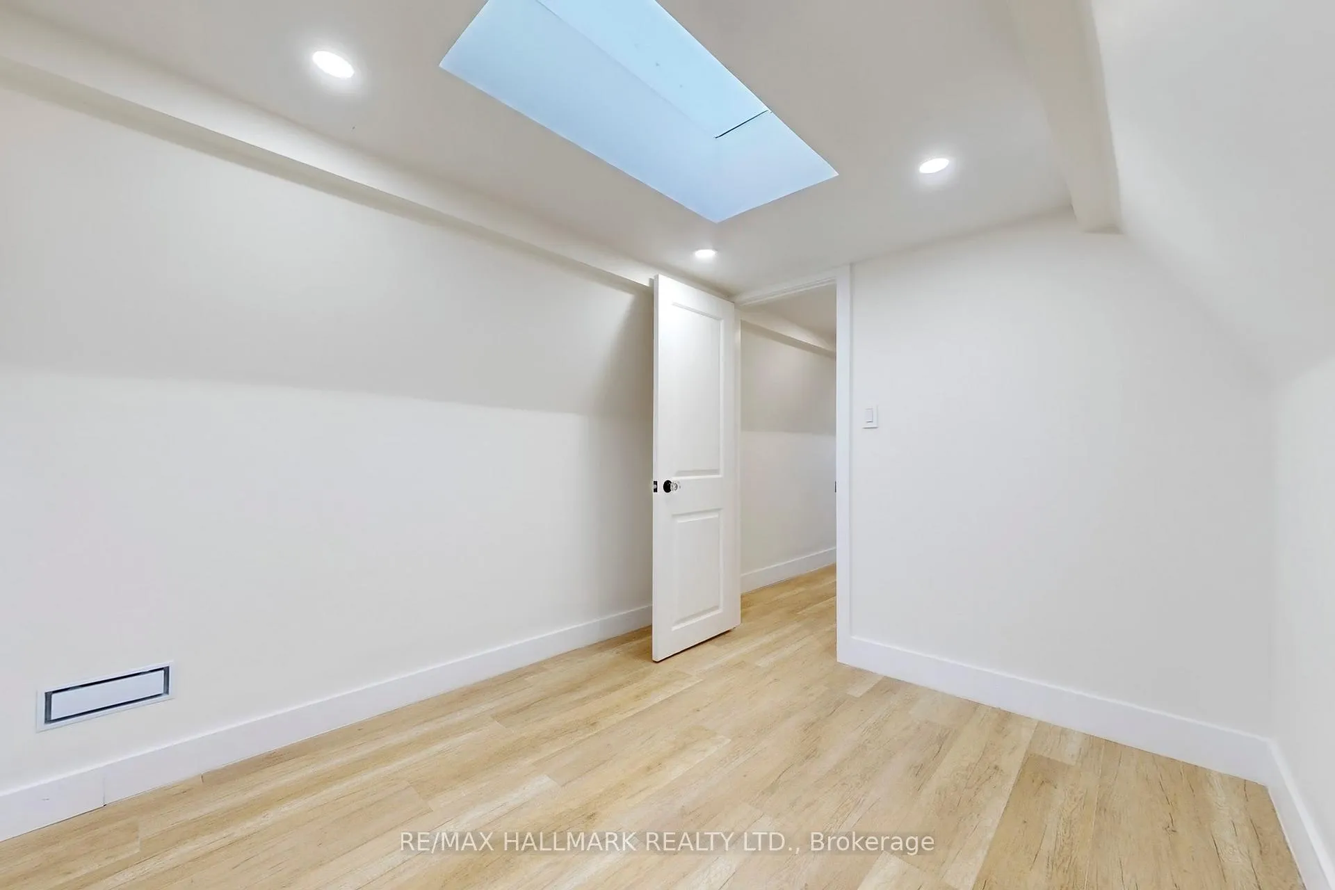 Photo 32 of 16 Mulberry Crescent, Toronto, Oakwood Village — HOMEH