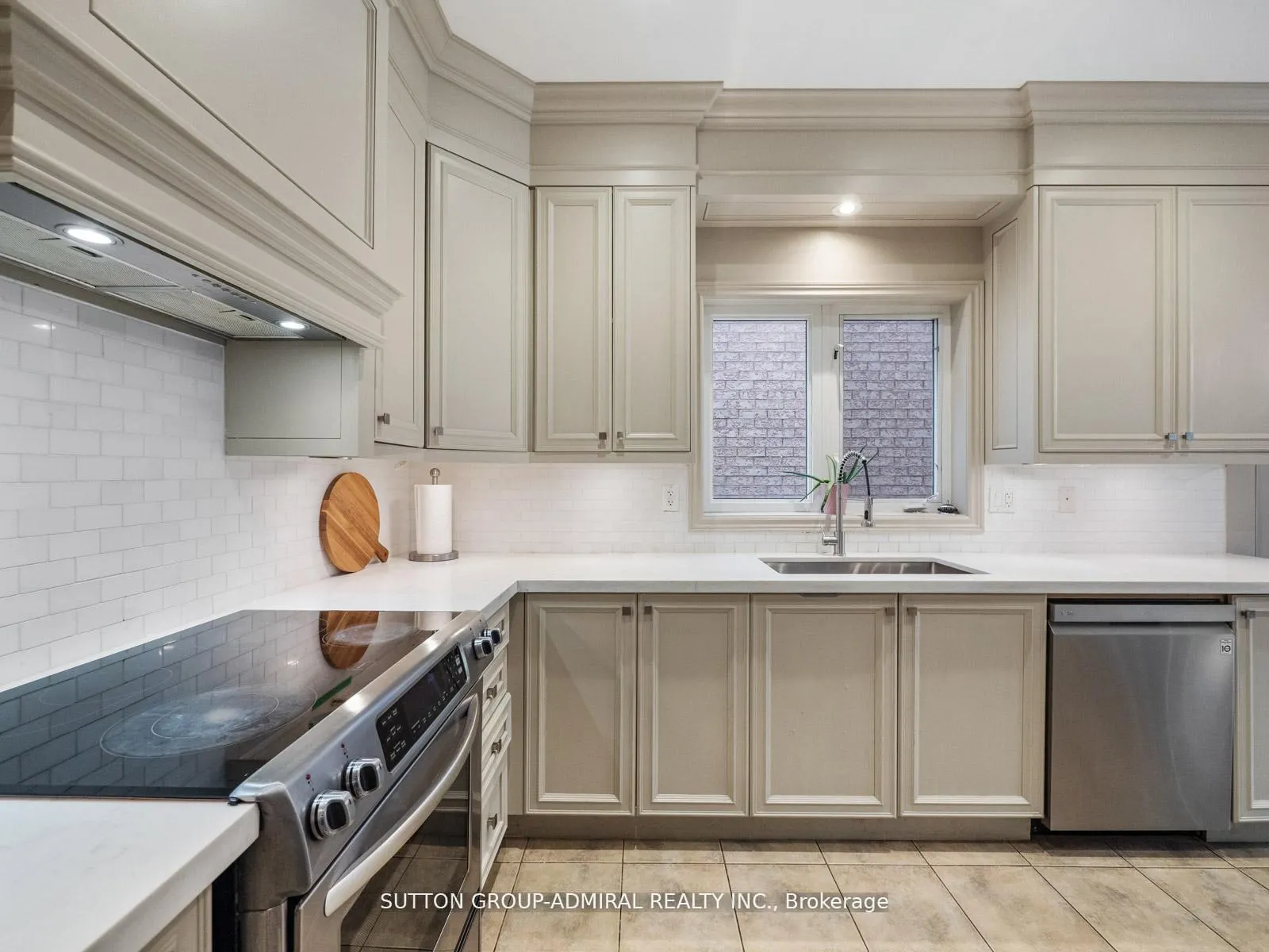 Photo 6 of 192 Chayna Crescent, Vaughan, Patterson — HOMEH