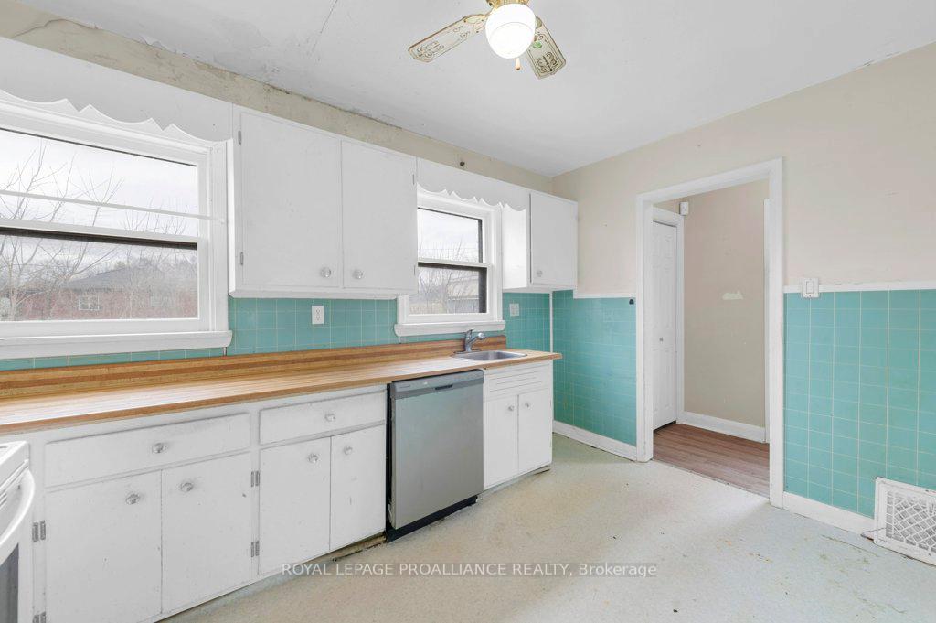 Photo 13 of 28 Russell Street, Belleville, Belleville Ward — HOMEH