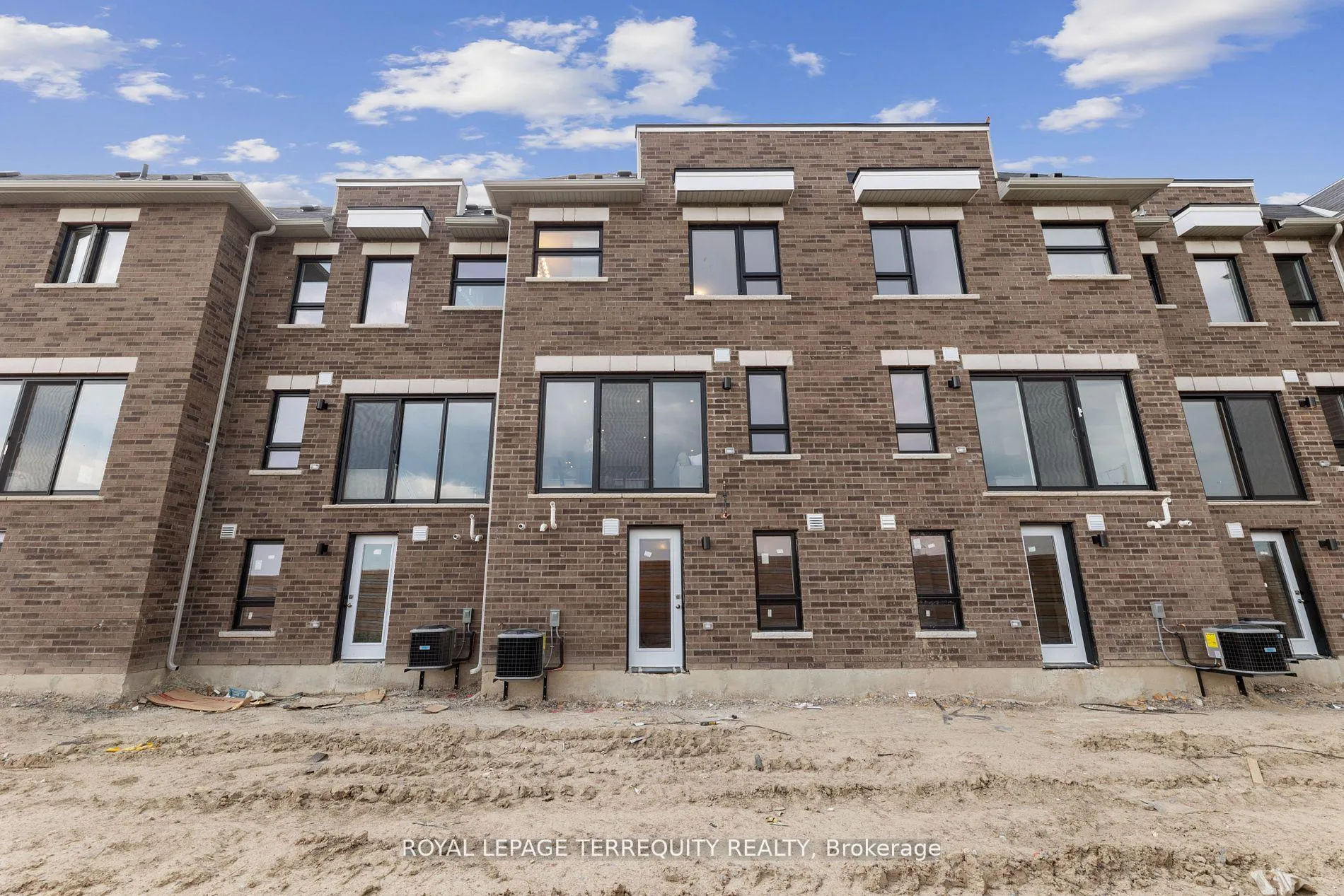 Photo 2 of 112 Sailors Landing, Clarington, Bowmanville — HOMEH