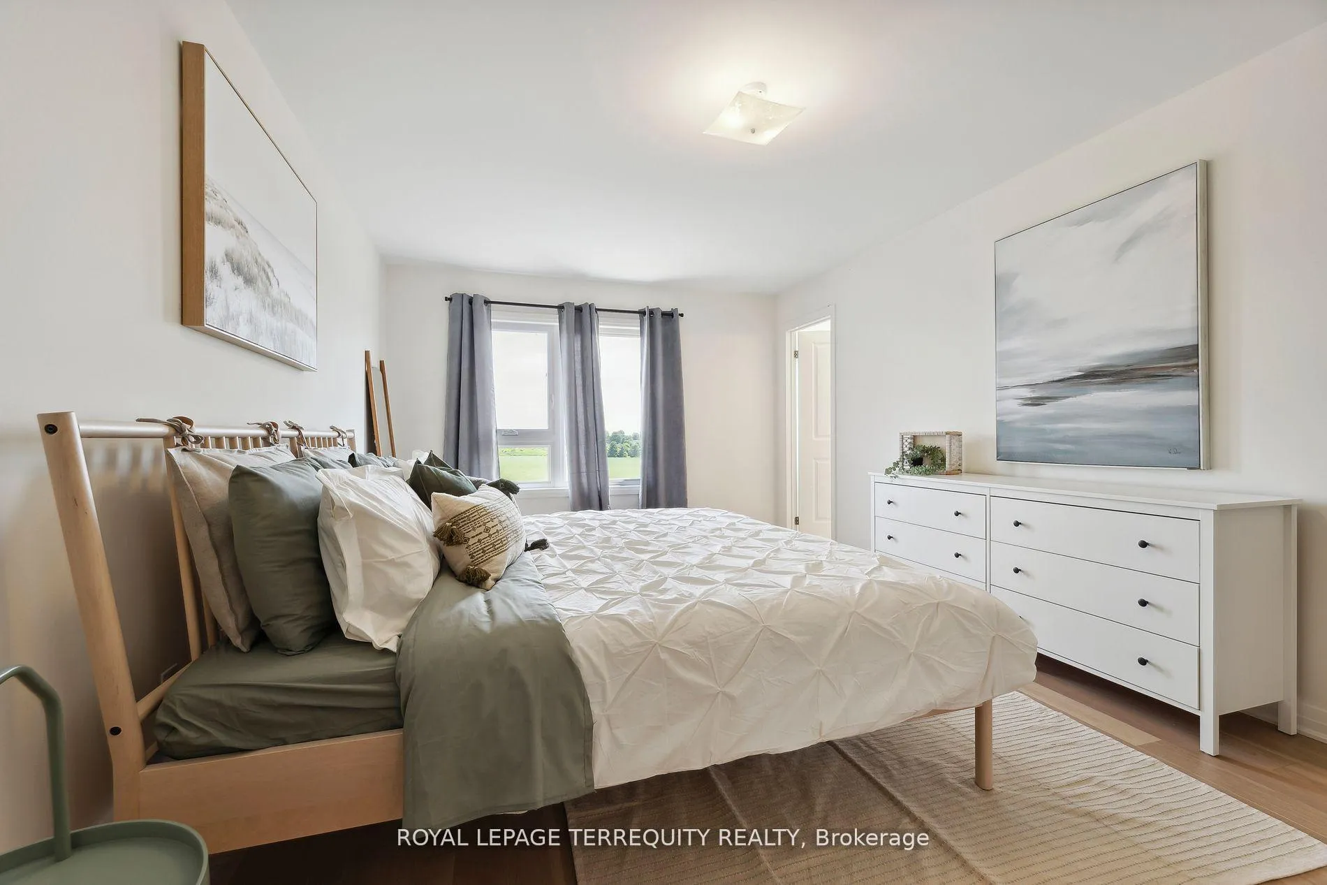 Photo 4 of 112 Sailors Landing, Clarington, Bowmanville — HOMEH