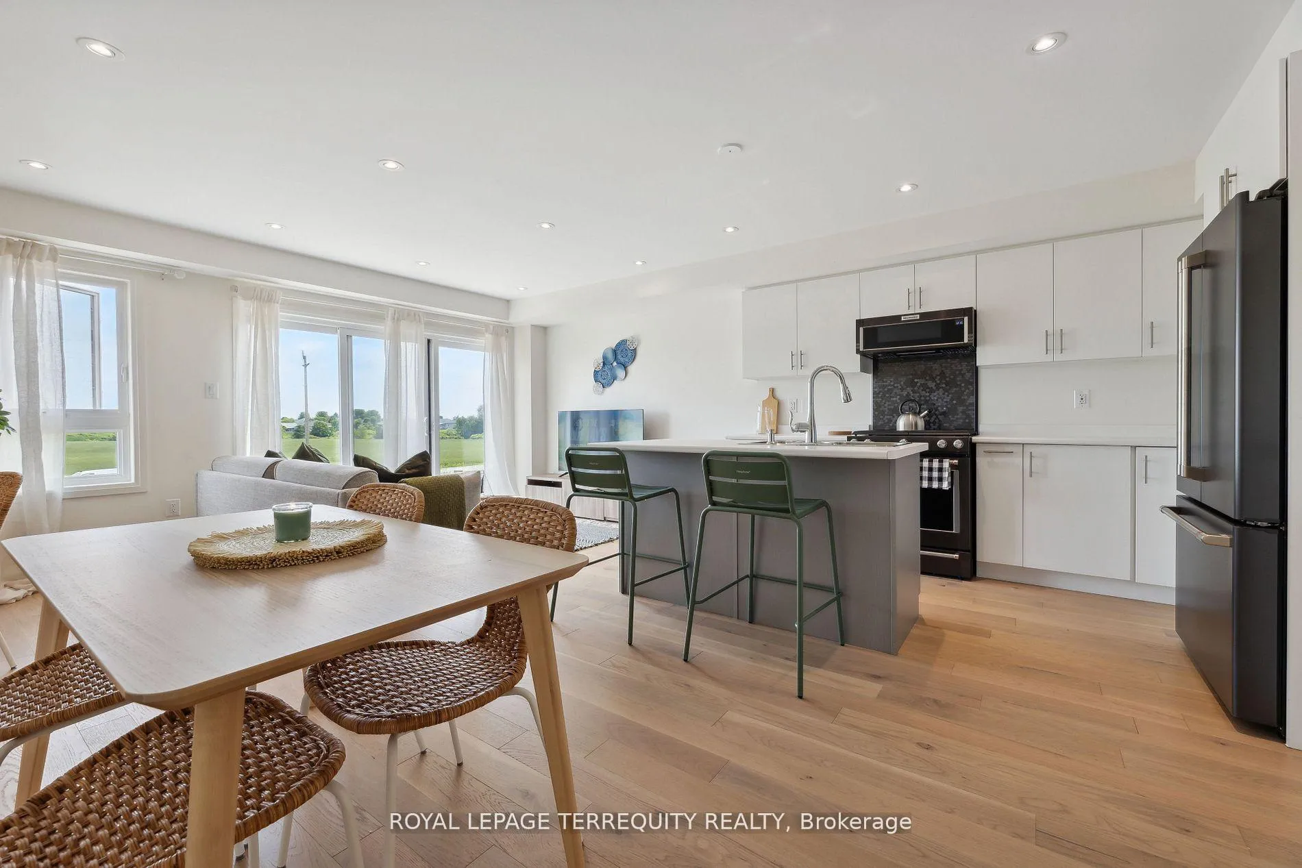 Photo 12 of 112 Sailors Landing, Clarington, Bowmanville — HOMEH