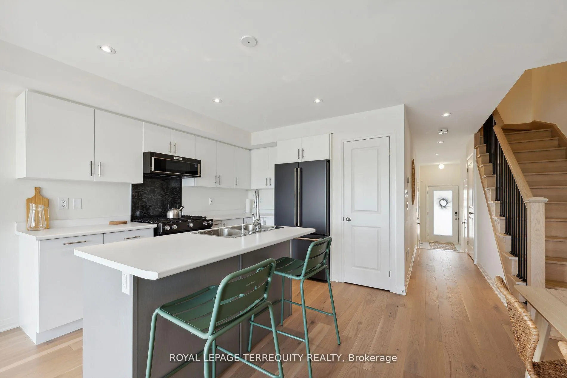 Photo 17 of 112 Sailors Landing, Clarington, Bowmanville — HOMEH