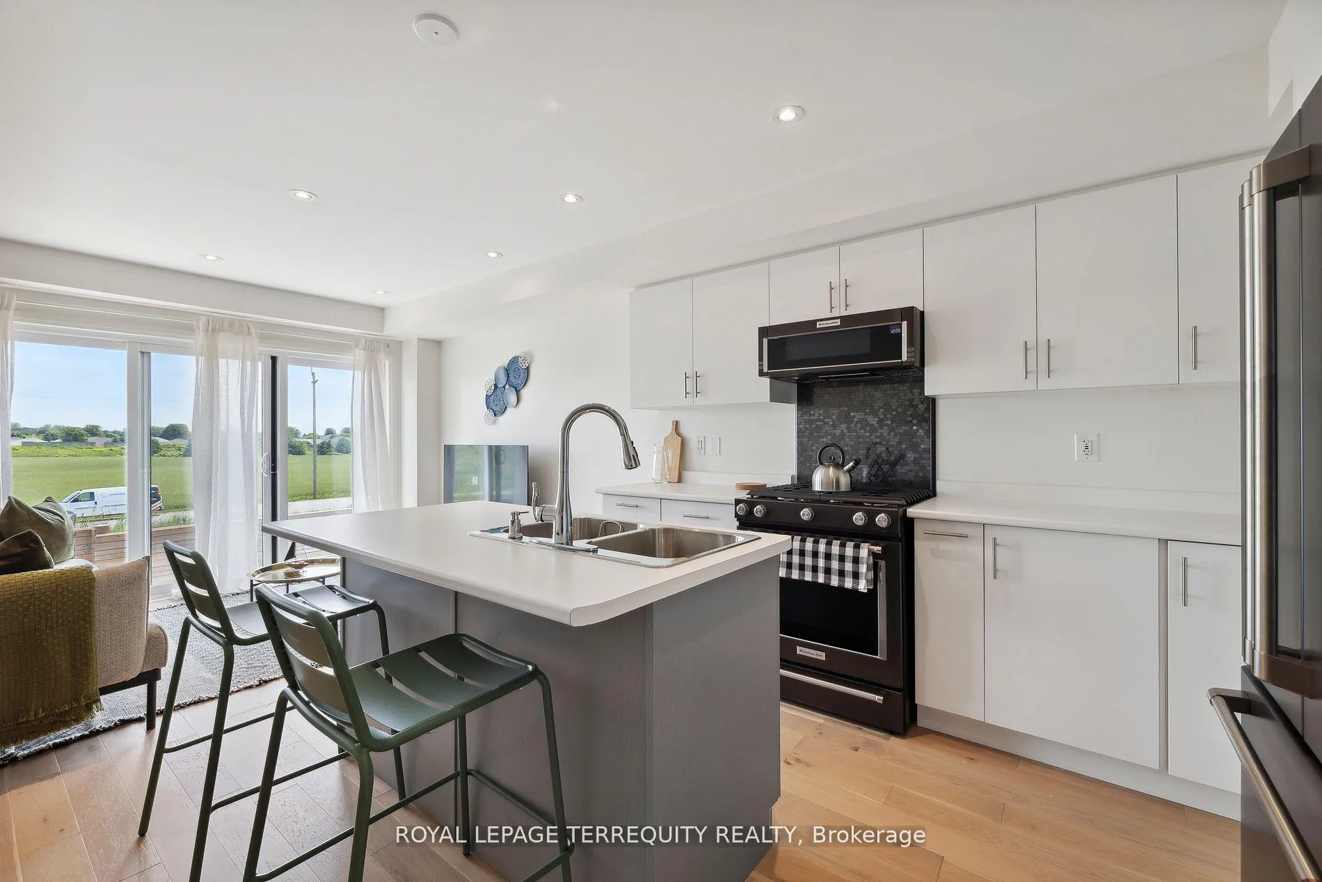 Photo 18 of 112 Sailors Landing, Clarington, Bowmanville — HOMEH
