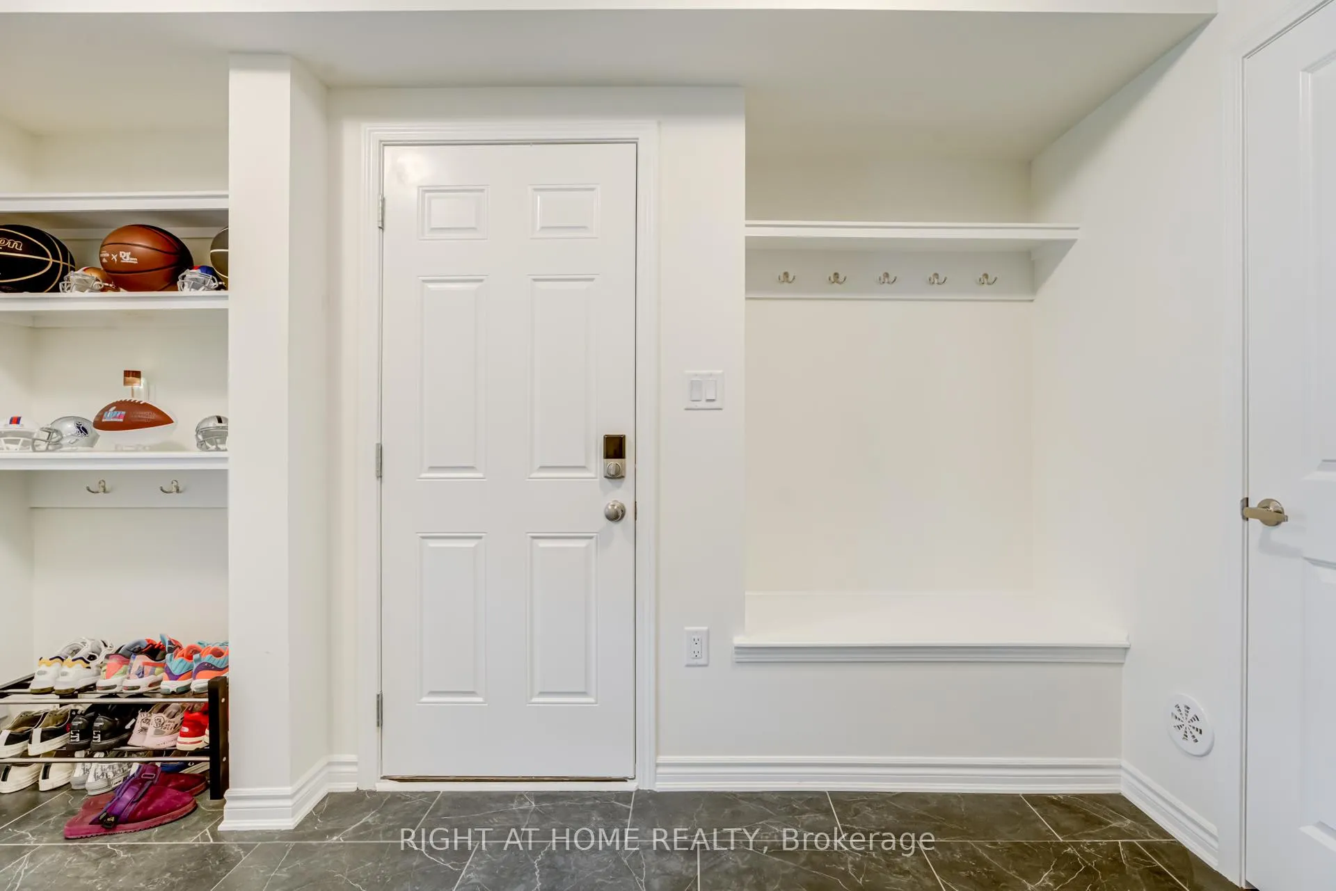 Photo 7 of 3353 Thunderbird Promenade, Pickering, Rural Pickering — HOMEH