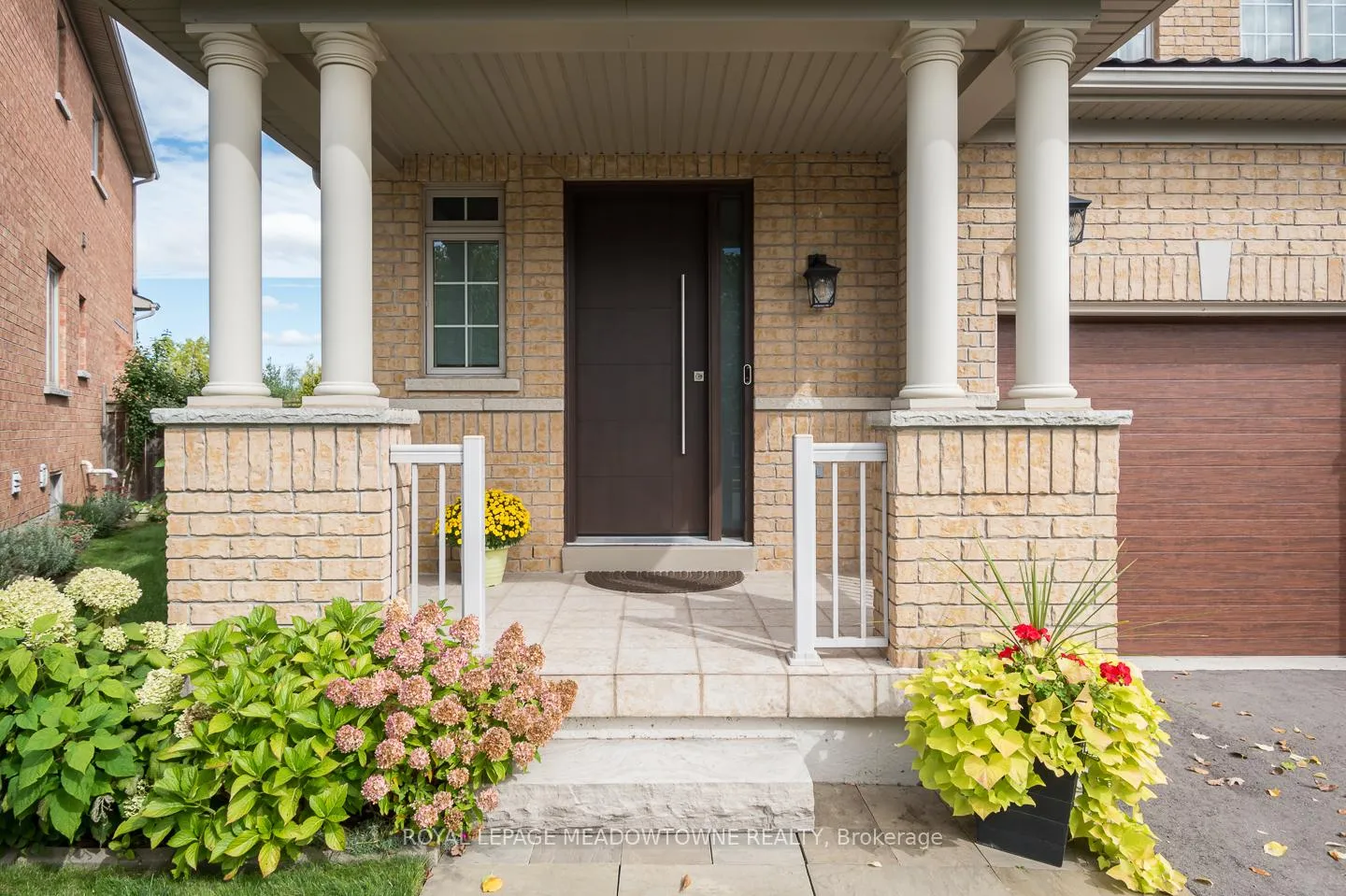 Photo 3 of 318 Malboeuf Court, Milton, Scott — HOMEH