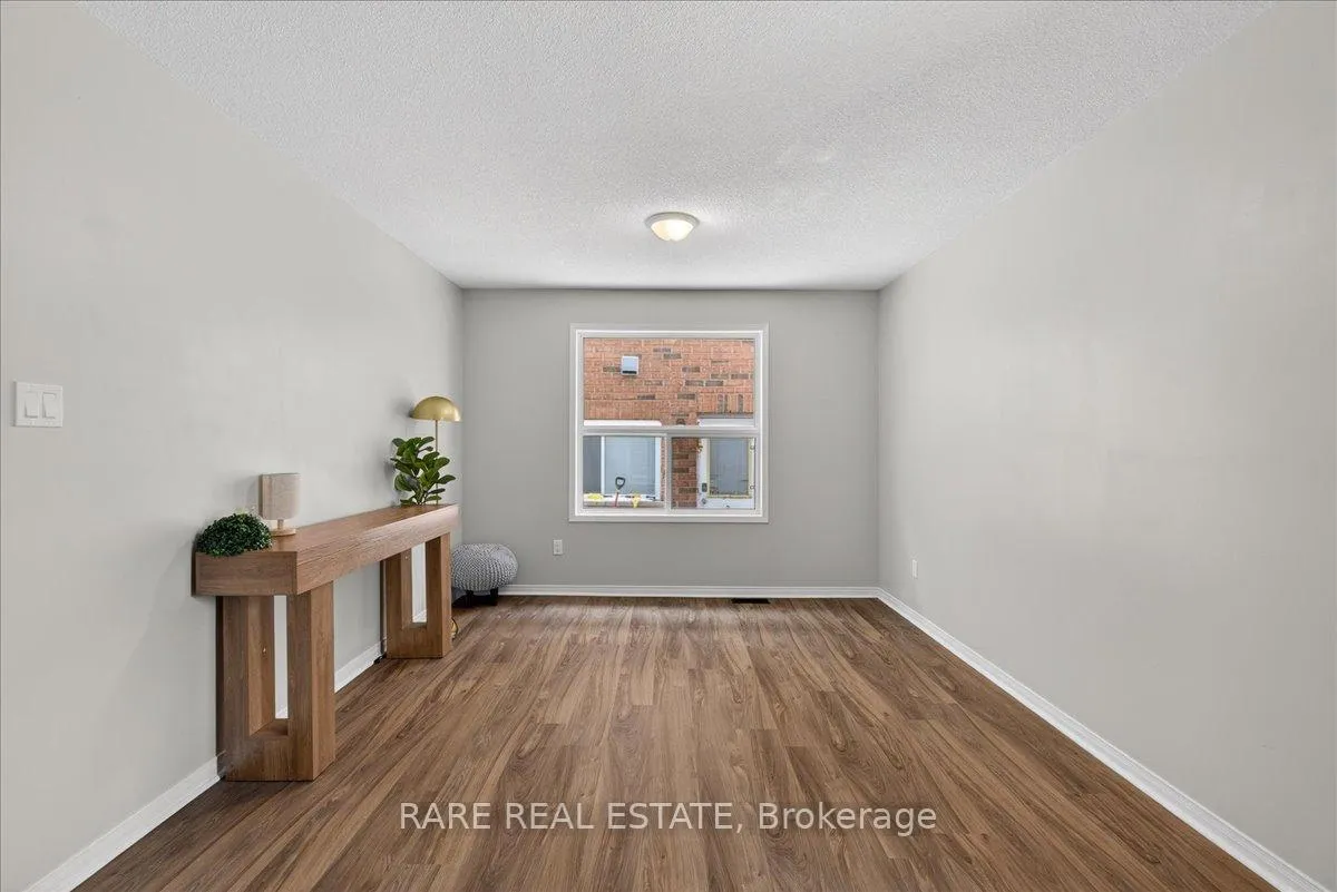 Photo 5 of 30 Mcveigh Drive, Barrie, Northwest — HOMEH