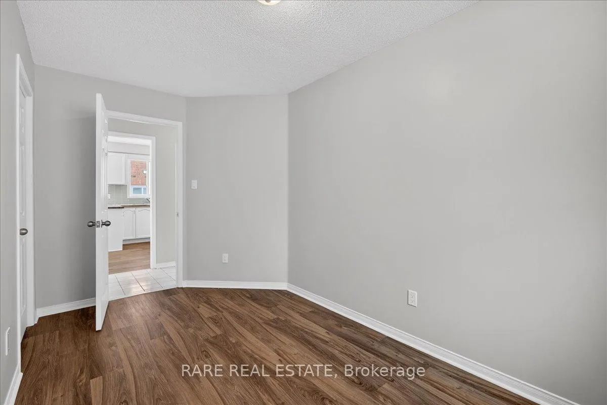 Photo 6 of 30 Mcveigh Drive, Barrie, Northwest — HOMEH