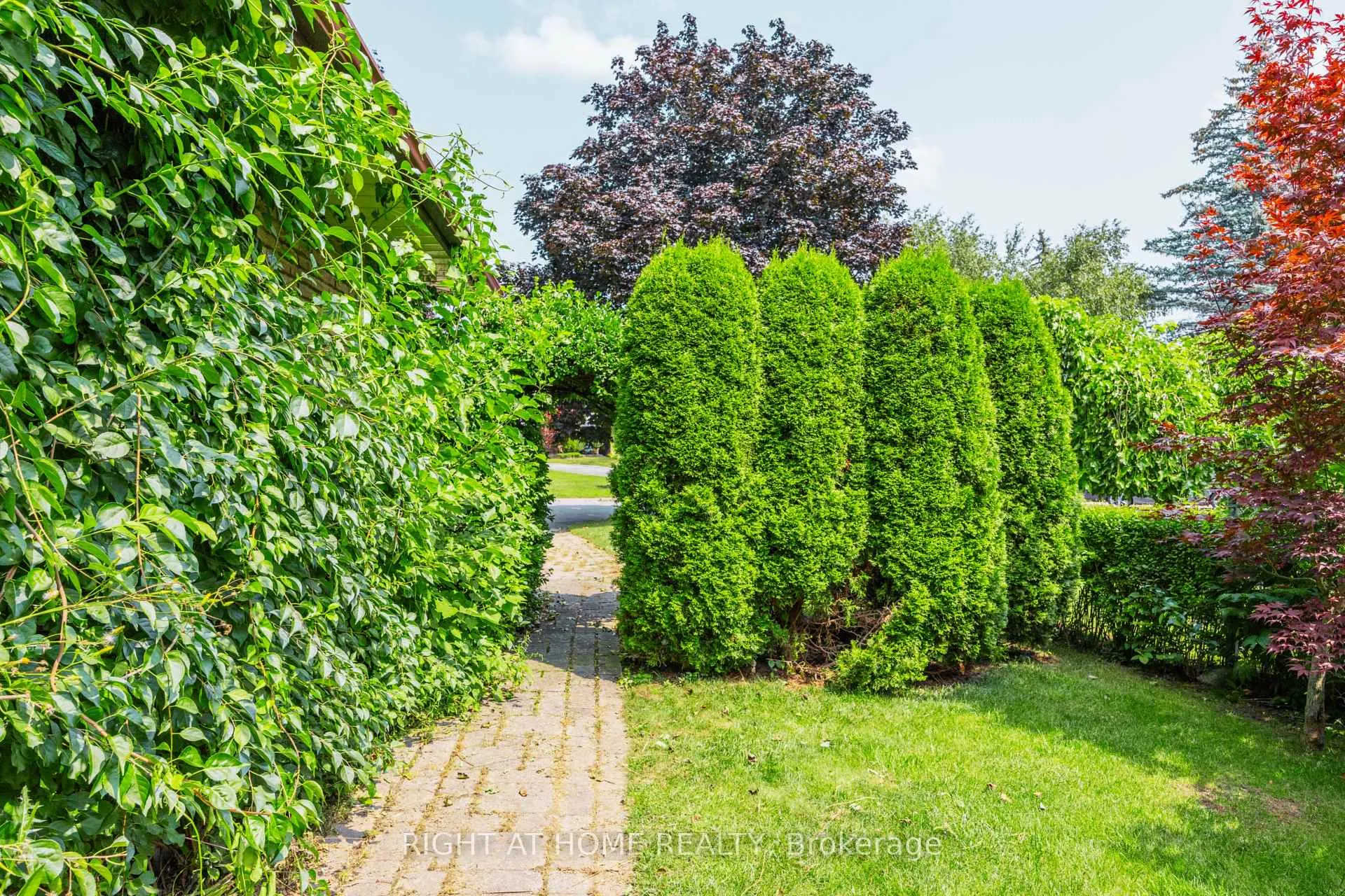 Photo 3 of 712 Tulip Court, Oshawa, Centennial — HOMEH