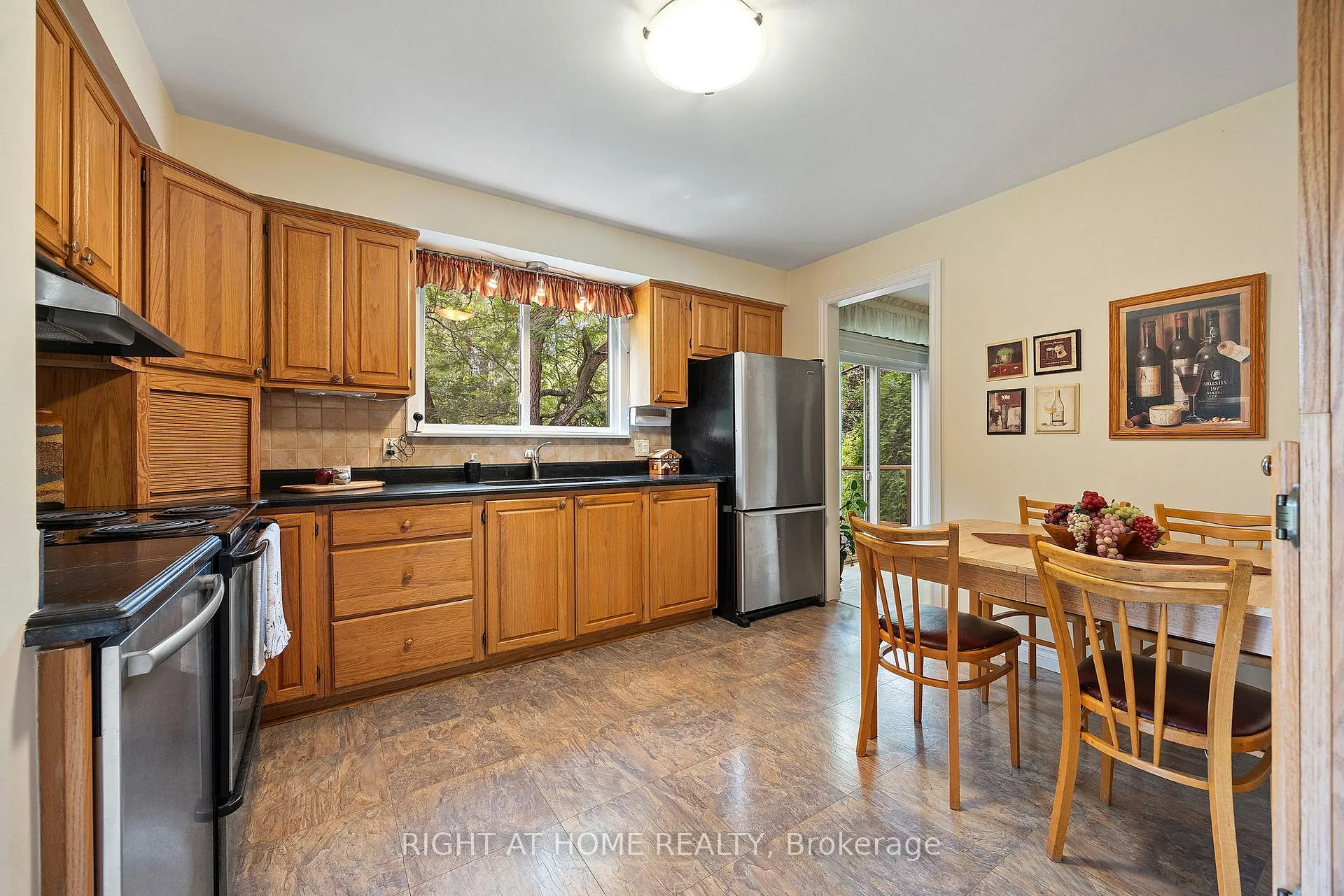 Photo 9 of 712 Tulip Court, Oshawa, Centennial — HOMEH