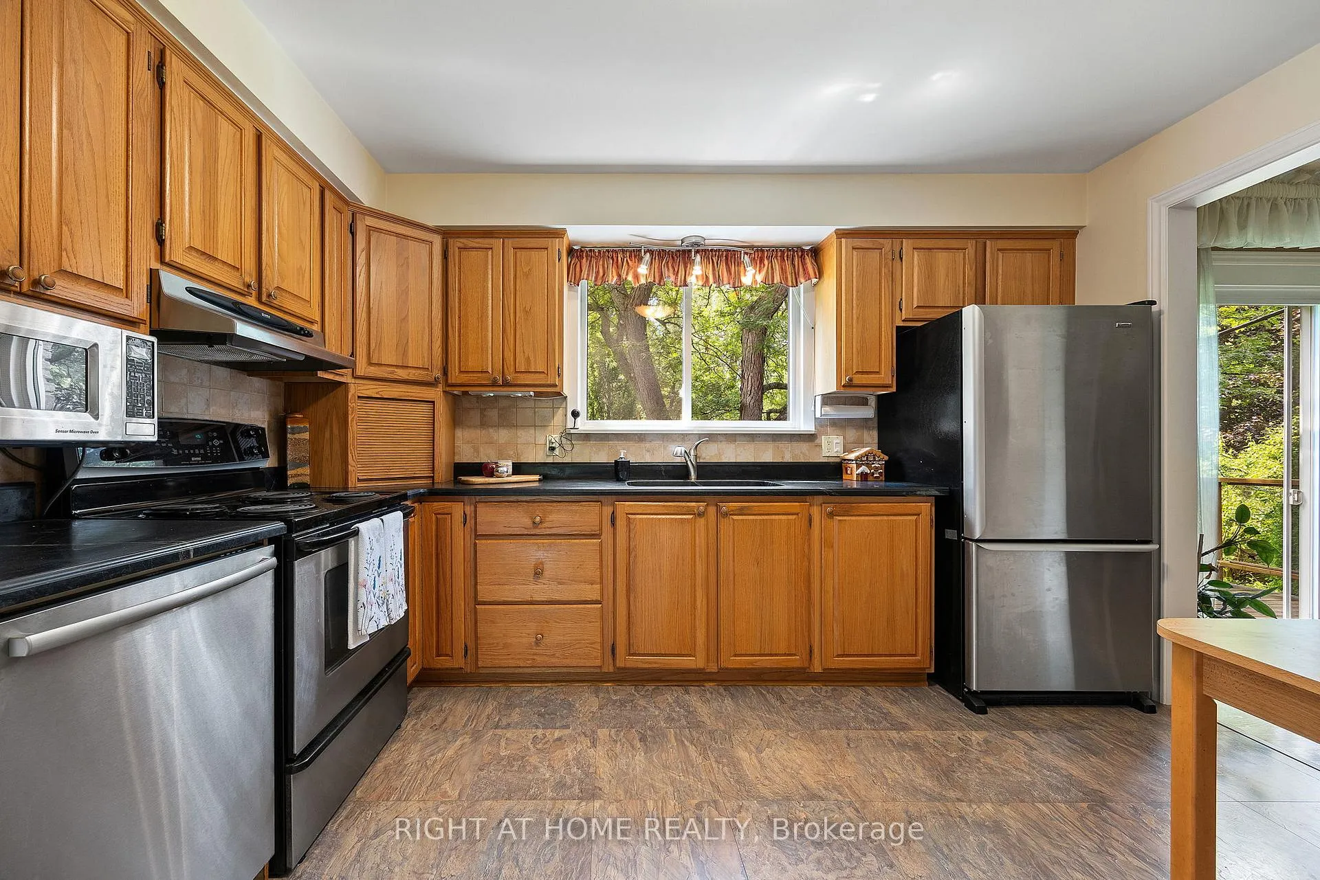 Photo 12 of 712 Tulip Court, Oshawa, Centennial — HOMEH