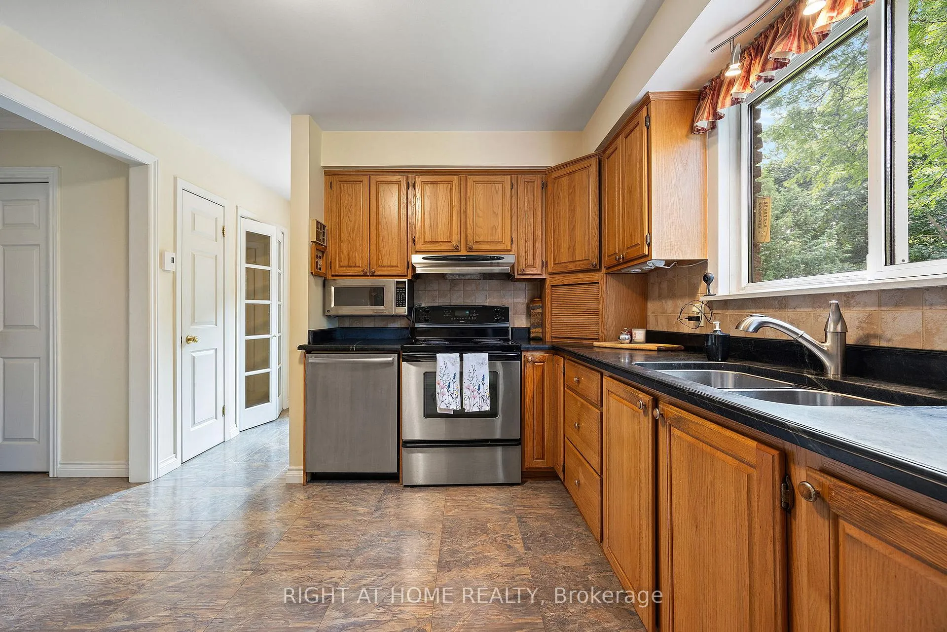 Photo 13 of 712 Tulip Court, Oshawa, Centennial — HOMEH