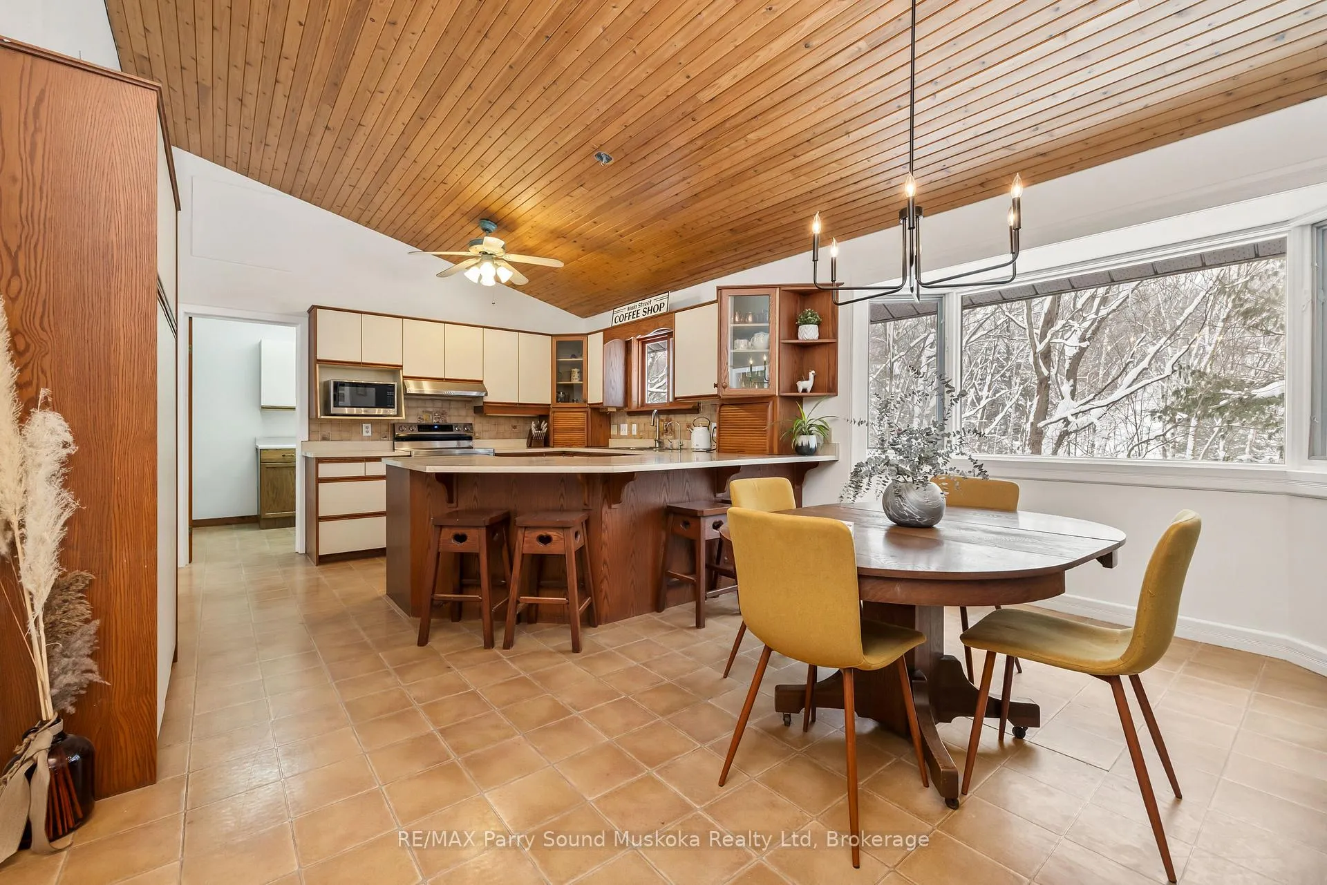 Photo 14 of 15 Skerryvore Circle, McDougall — HOMEH