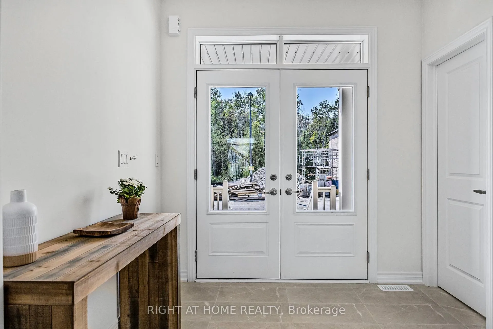 Photo 3 of 1457 Davis Loop, Innisfil, Lefroy — HOMEH