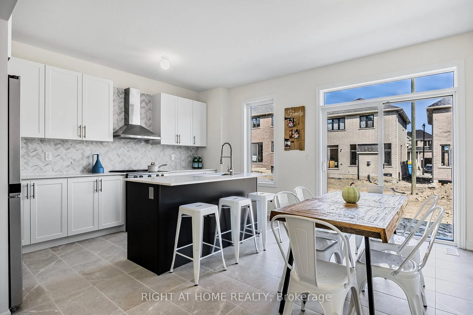 Photo 8 of 1457 Davis Loop, Innisfil, Lefroy — HOMEH