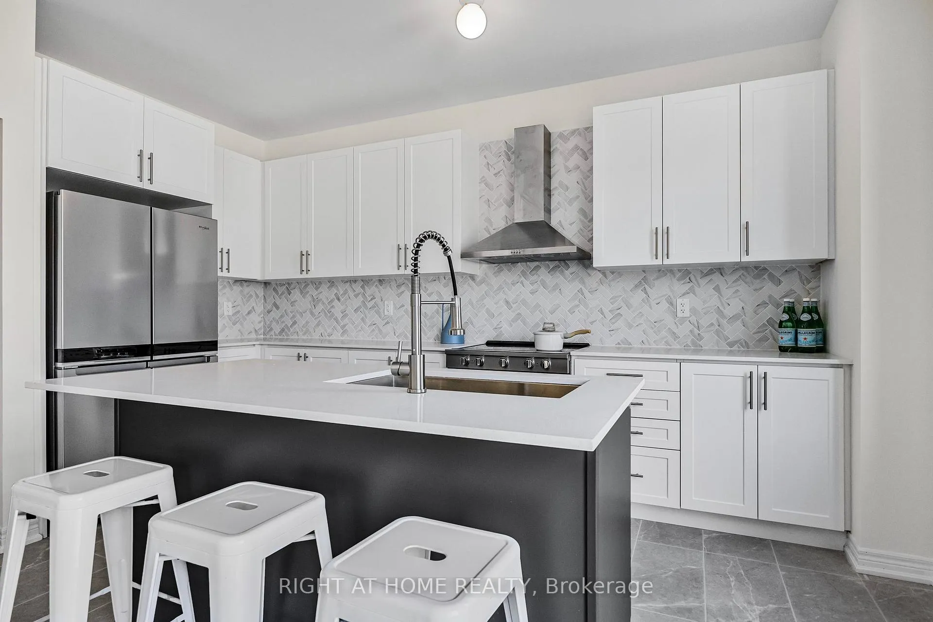 Photo 9 of 1457 Davis Loop, Innisfil, Lefroy — HOMEH