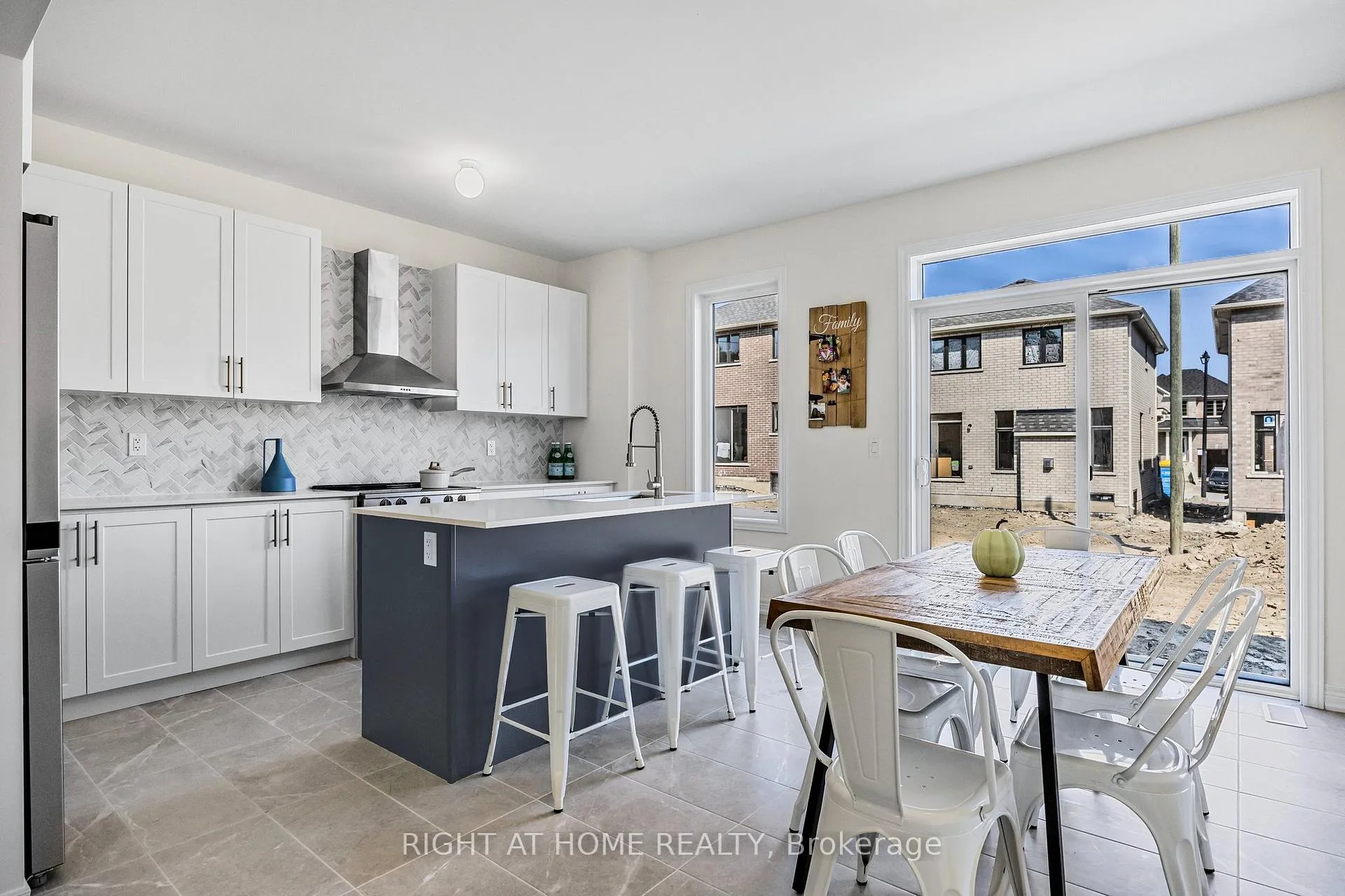 Photo 10 of 1457 Davis Loop, Innisfil, Lefroy — HOMEH