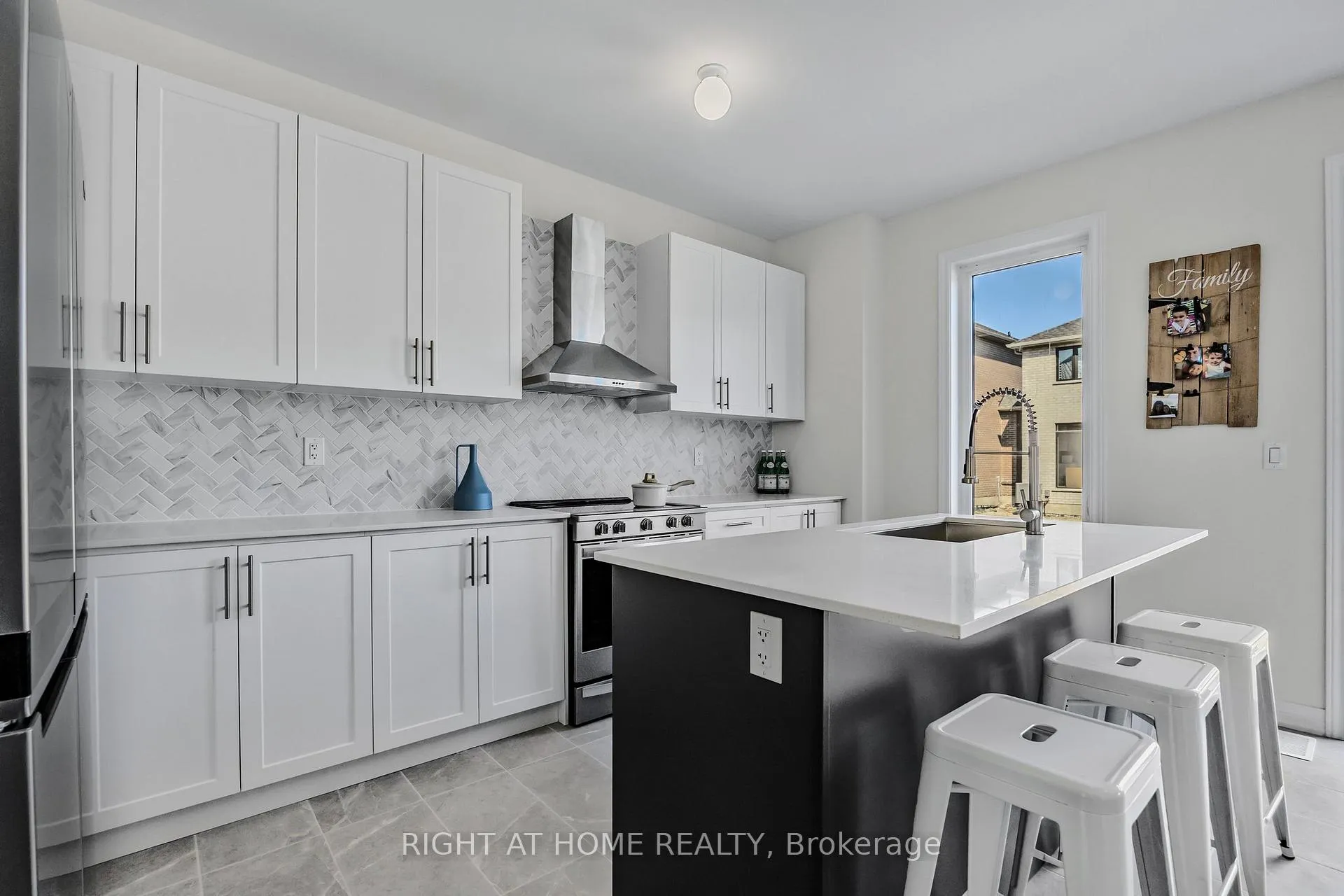 Photo 11 of 1457 Davis Loop, Innisfil, Lefroy — HOMEH