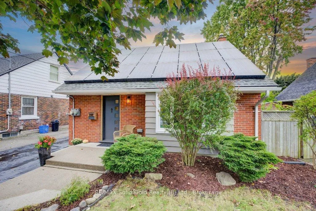 Photo 2 of 142 Spadina Road W, Kitchener — HOMEH