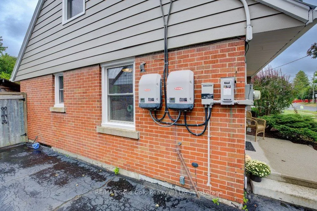 Photo 4 of 142 Spadina Road W, Kitchener — HOMEH
