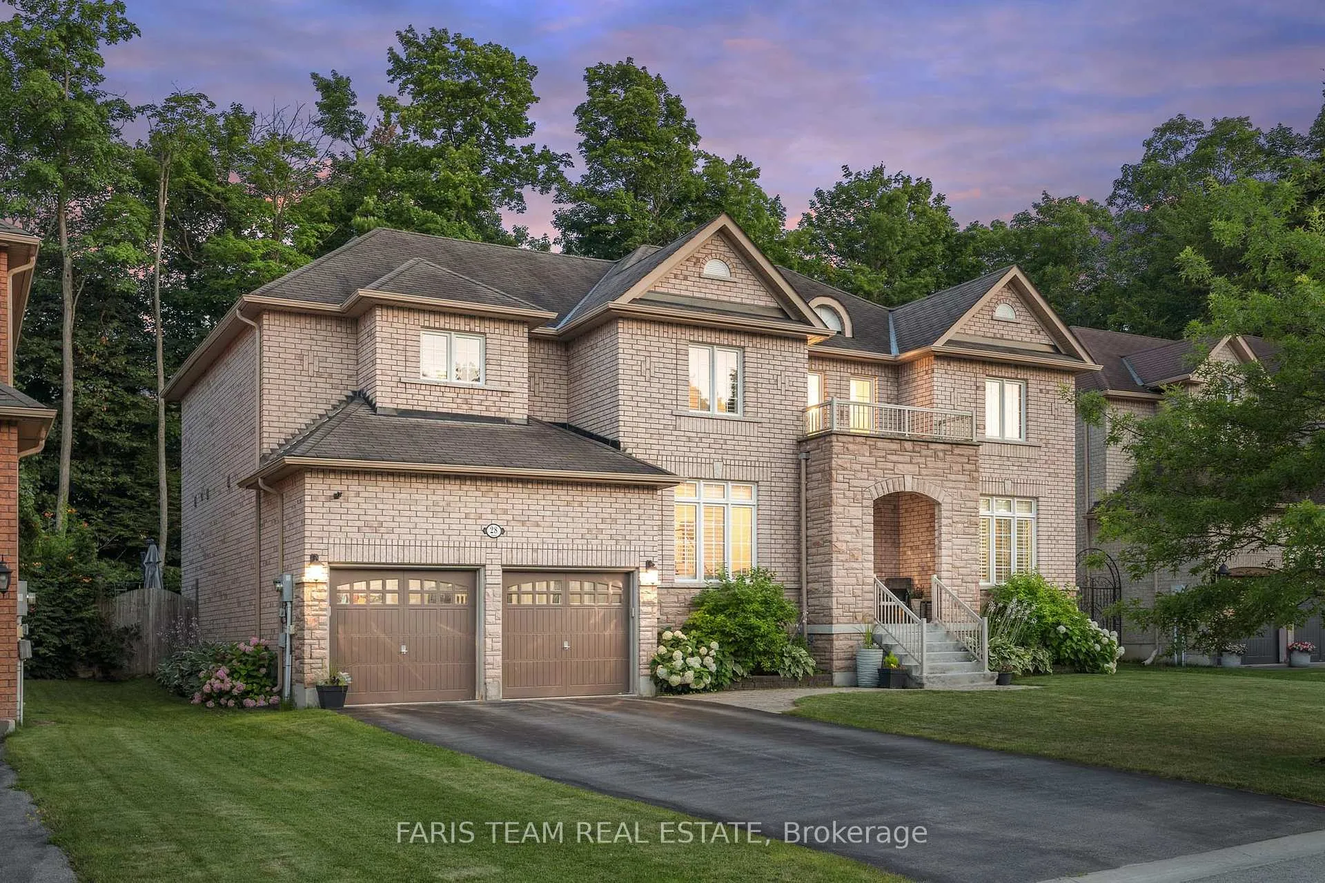 Photo 2 of 28 Camelot Square, Barrie, Innis-Shore — HOMEH
