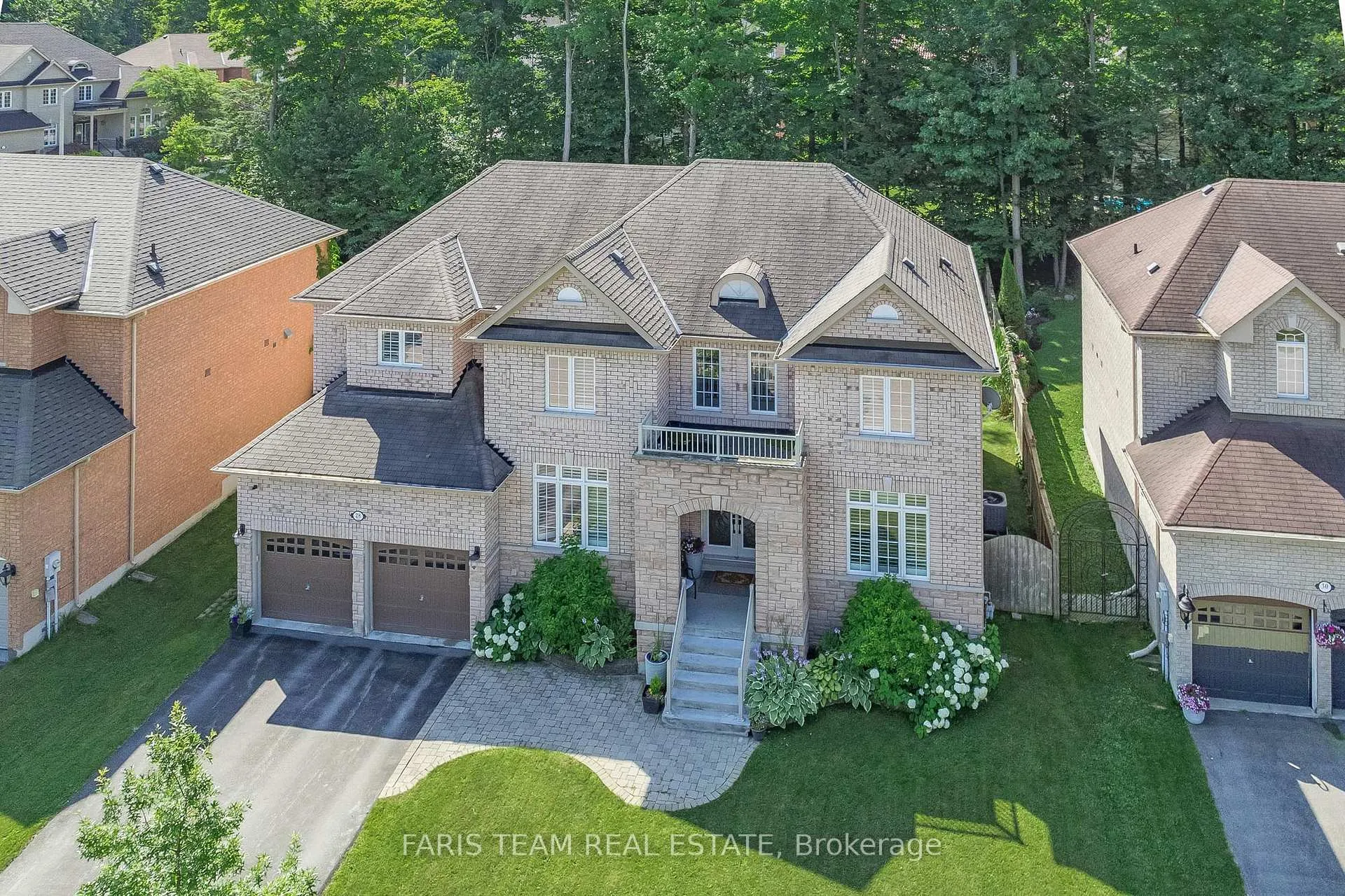 Photo 4 of 28 Camelot Square, Barrie, Innis-Shore — HOMEH